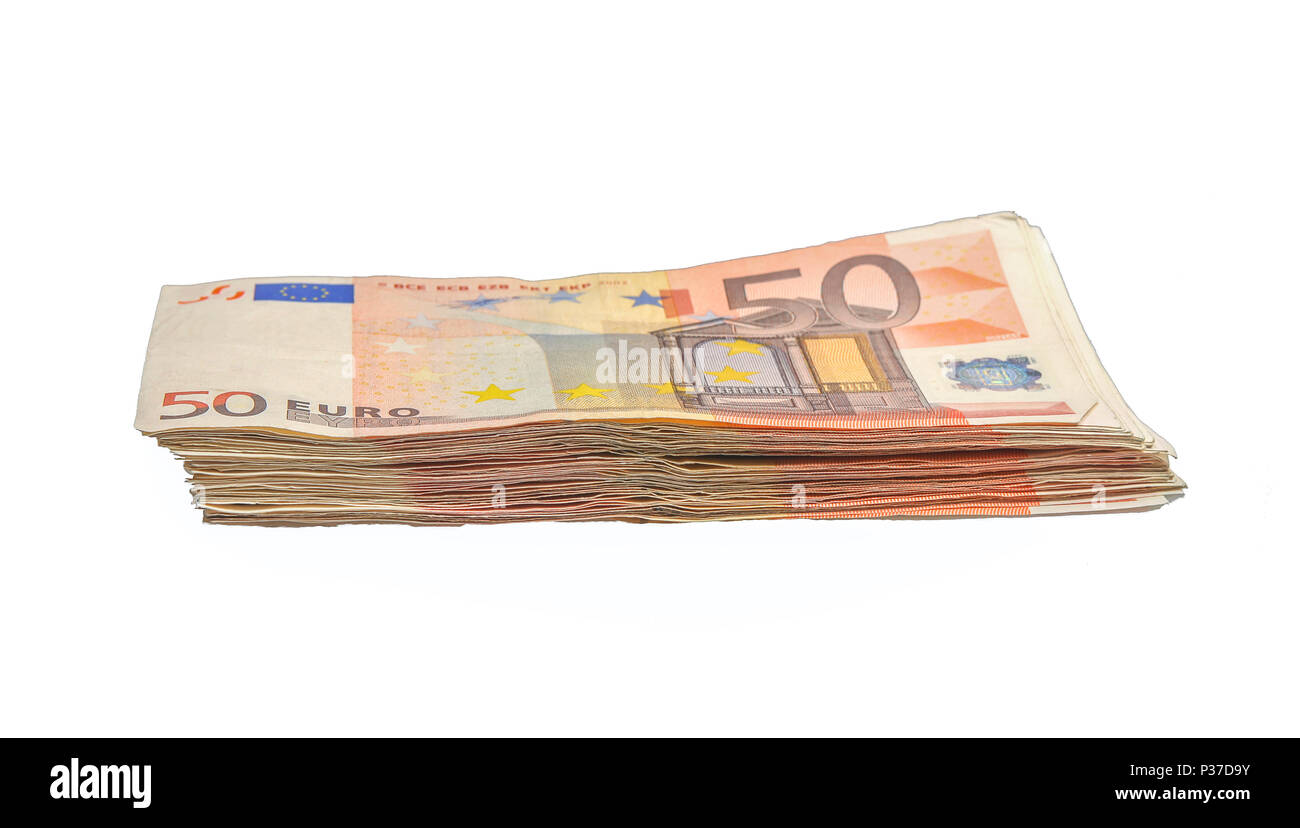 Migliaia di euro su una pila di una cinquantina di fatture Foto Stock