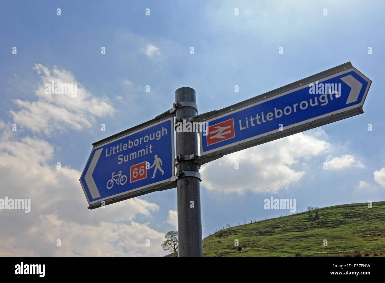 Cartello blu che mostra le direzioni, Littleborough, Lancashire Foto Stock