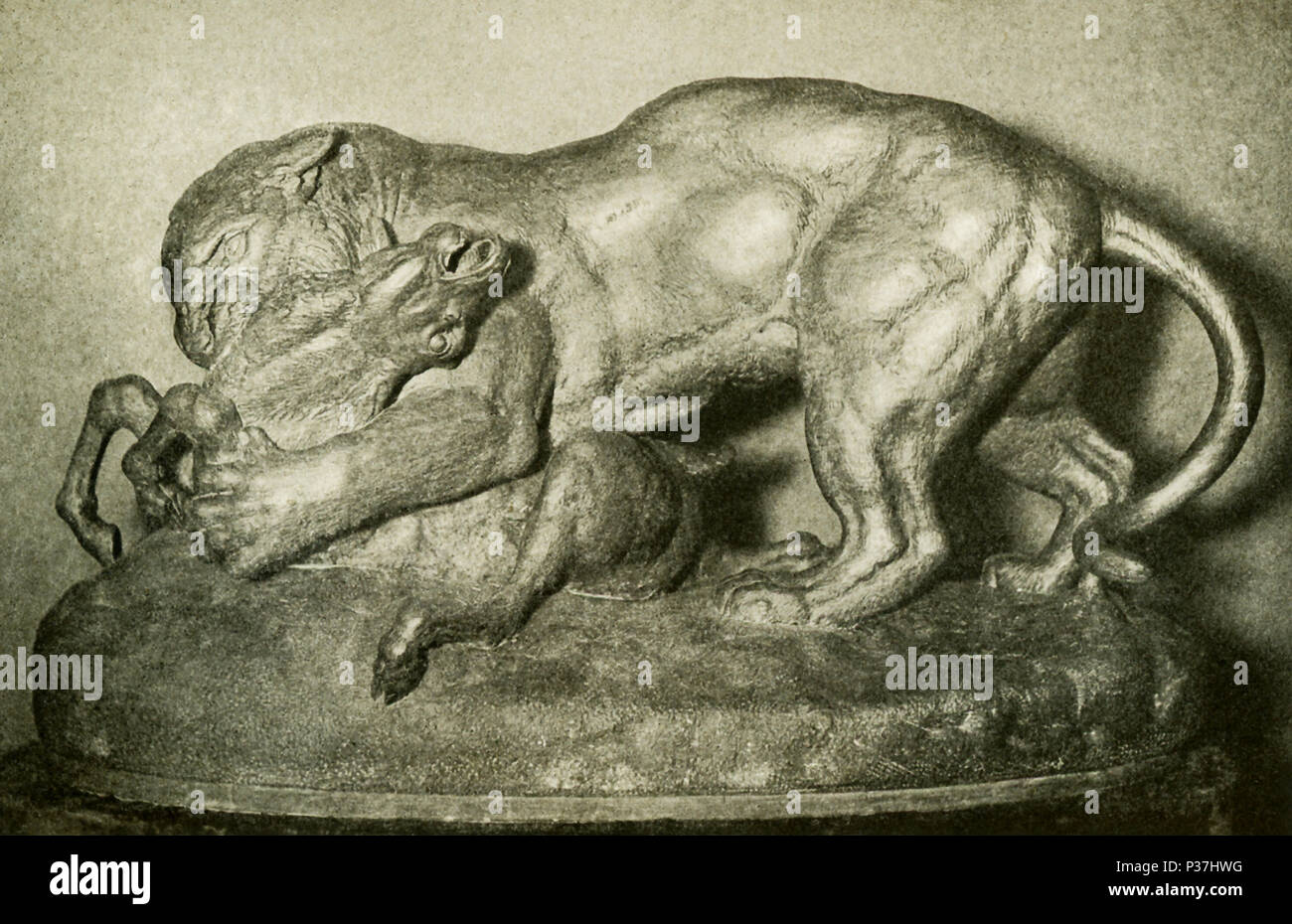 Antoine Louis Barye (1795-1875) era un romantico scultore francese. Egli è meglio conosciuto come scultore di animali (quindi un animalier). Questa scultura in bronzo di Barye è intitolato "Panther cogliendo un cervo". Foto Stock