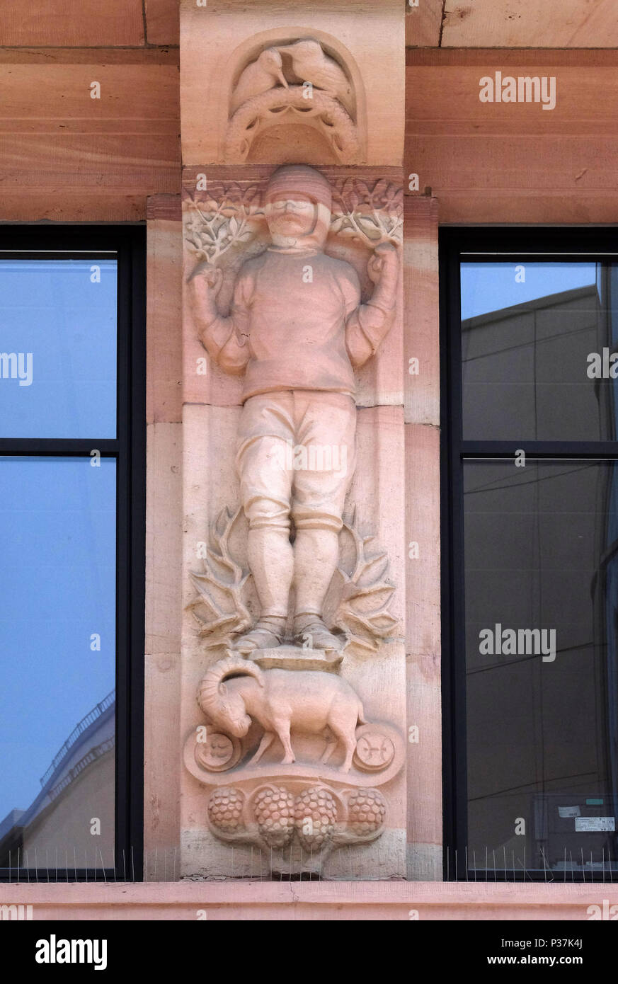 Il segno zodiacale del Capricorno, rilievo sulla facciata della casa di Aschaffenburg, Germania Foto Stock