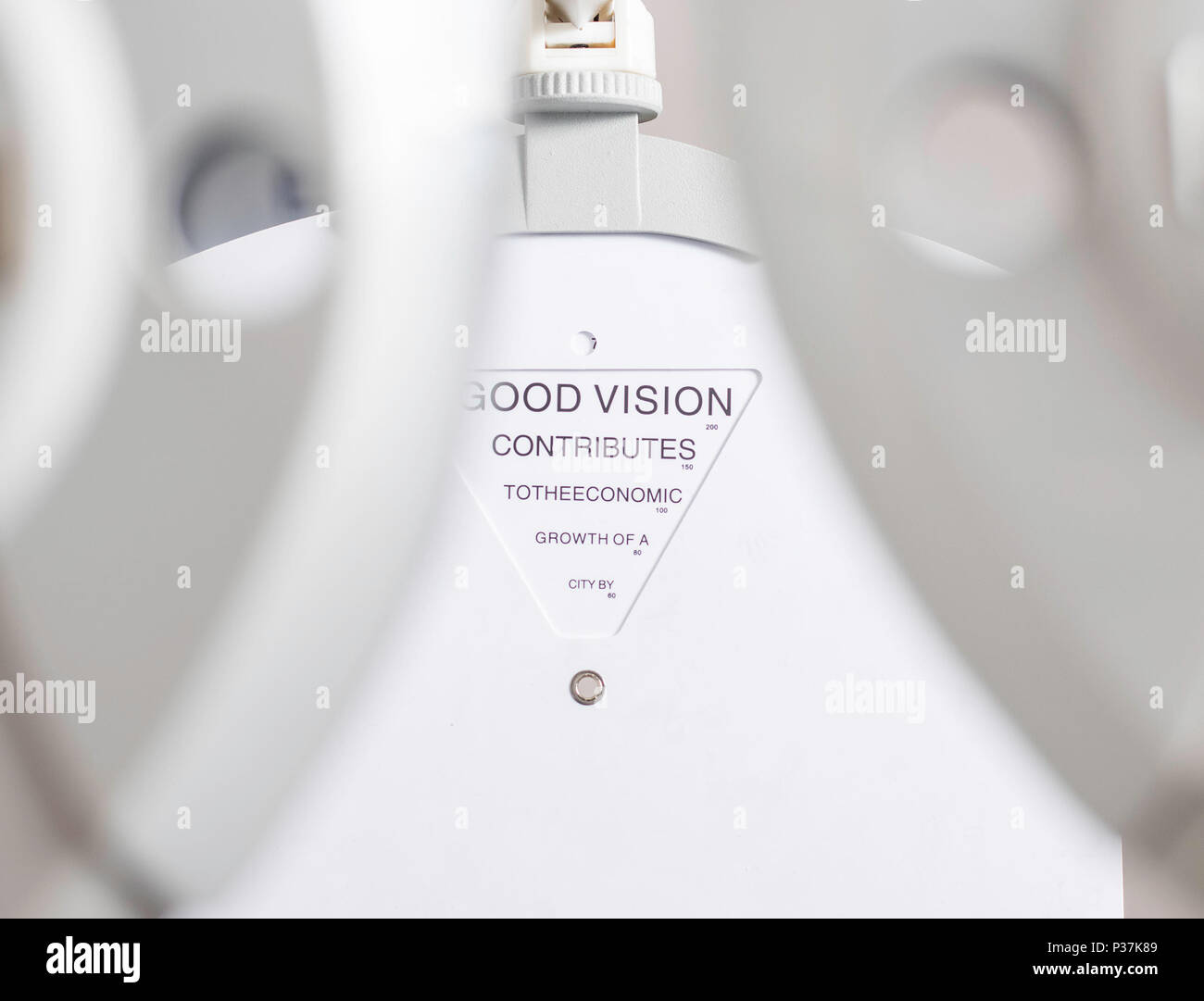 Un piccolo materiale di lettura con uno sfondo bianco e nero Stampa nella parte anteriore di un foro peeping Foto Stock