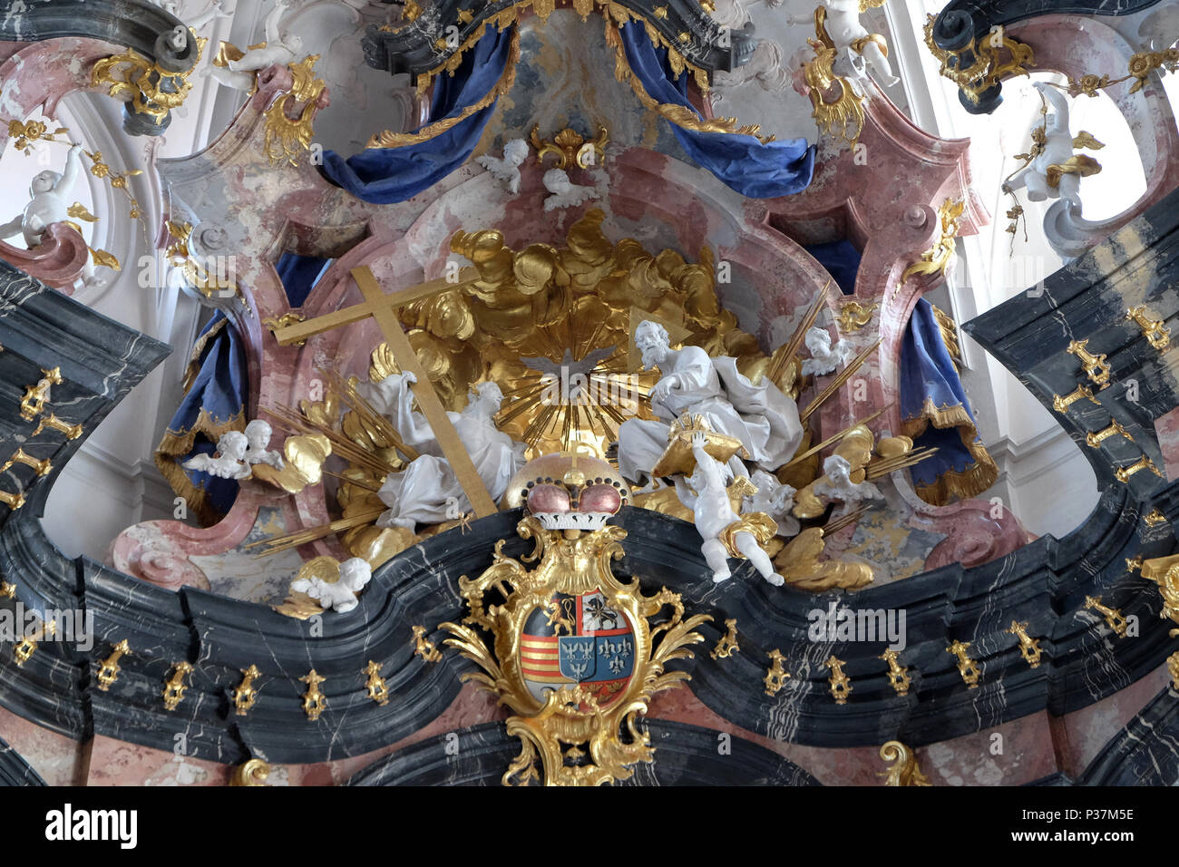 Santissima Trinità, altare maggiore in Amorbach monastero benedettino chiesa in Bassa Franconia, Baviera, Germania Foto Stock