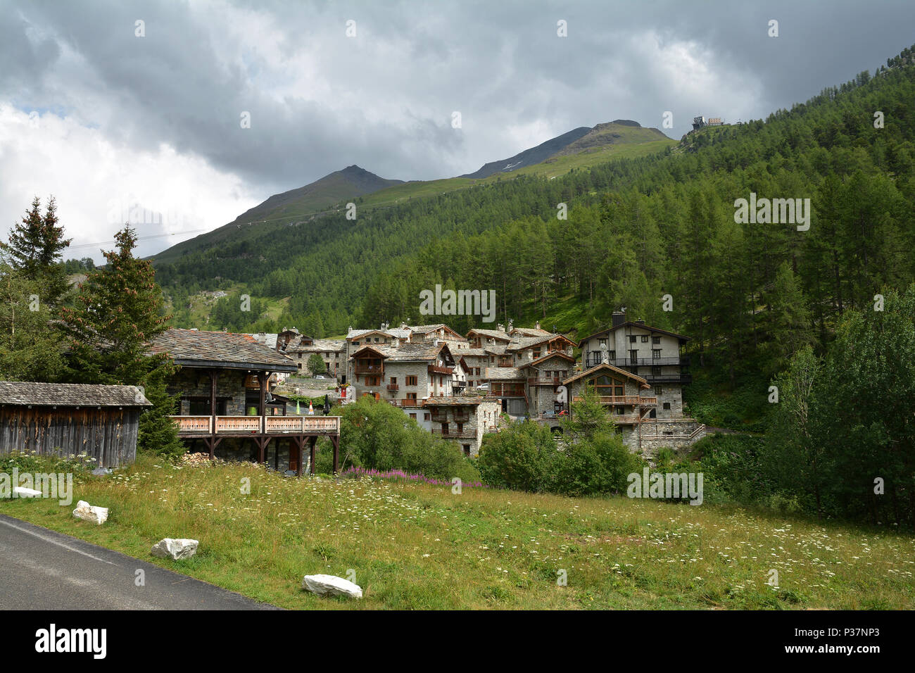 Vista della parte vecchia della Val d'Isere, ski resort, e del comune di La Valle Tarentaise, nel dipartimento della Savoia (Auvergne-Rhone-Alpes regione) nel sud-est Foto Stock