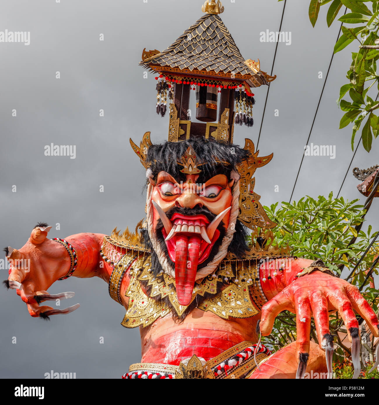 Ogoh-Ogoh, demon statua fatta per la parata Ngrupuk condotta alla vigilia del Nyepi Day. Foto Stock