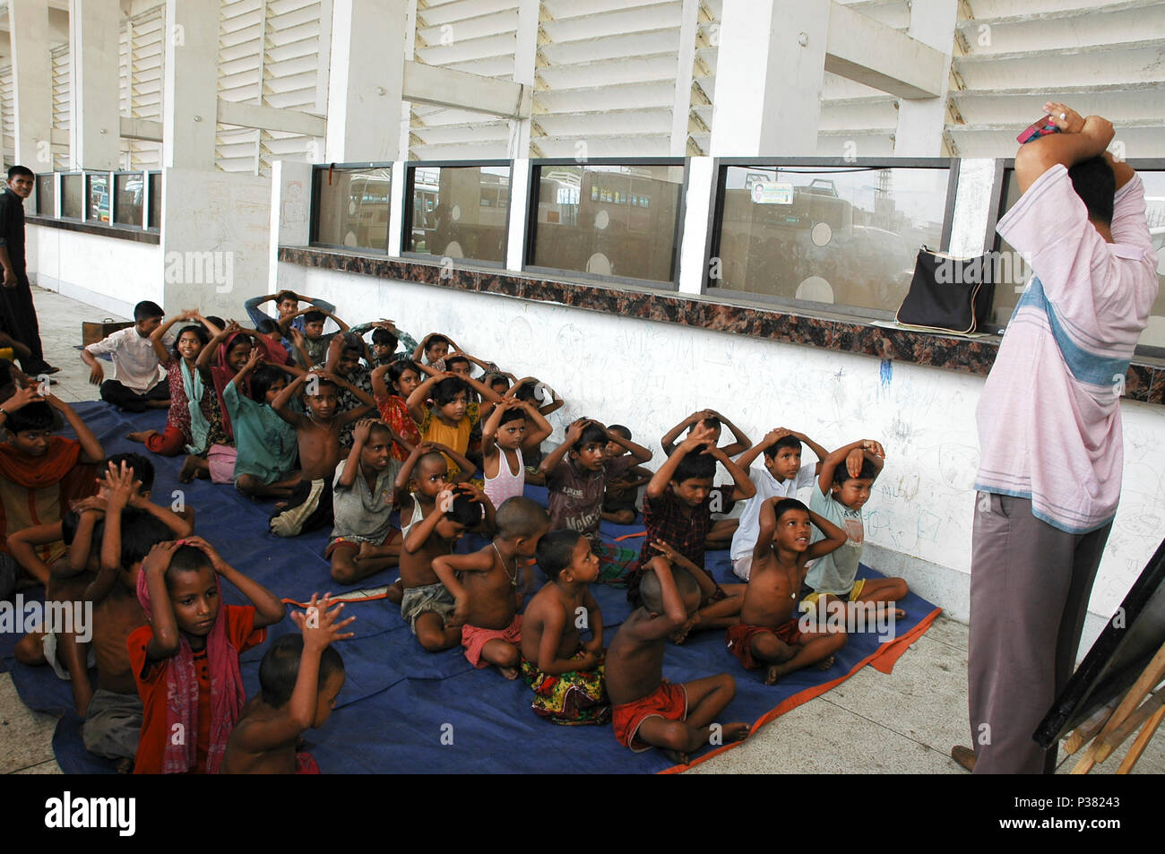 I bambini di strada di imparare in una scuola aperta a Saidabad Bus Terminal. Dacca in Bangladesh. Foto Stock