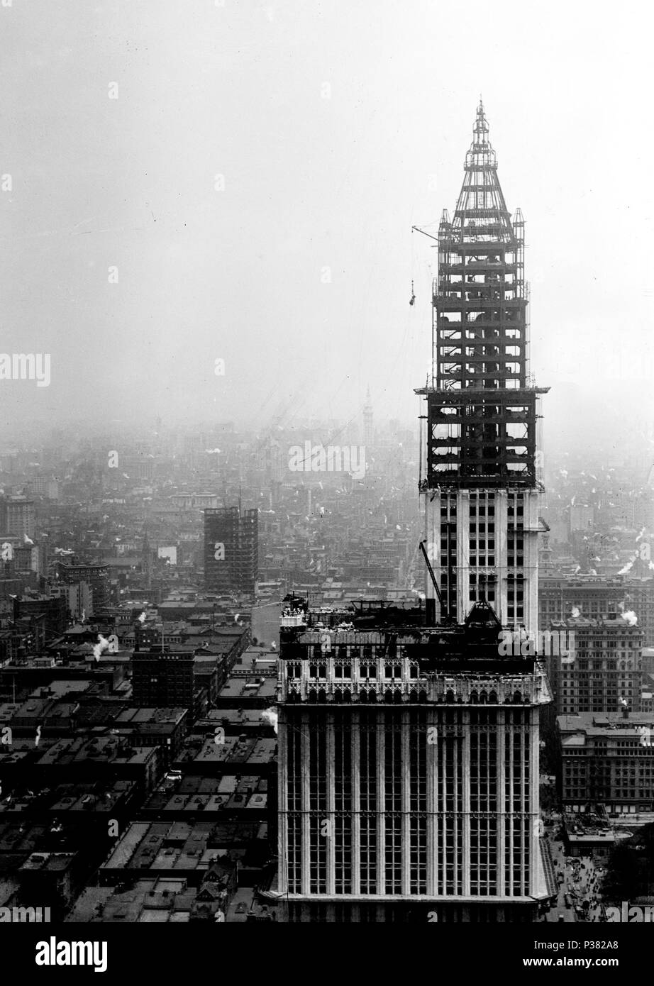 . Inglese: il Woolworth Building di New York City in costruzione. Questo edificio, quando ha aperto nel 1913, è diventato il più grande edificio del mondo e restò così fino al 40 Wall Street (anche in New York City) inaugurato nel 1930. circa 1912. Bain News Service 4 Woolworth Building under construction ripristinato Foto Stock