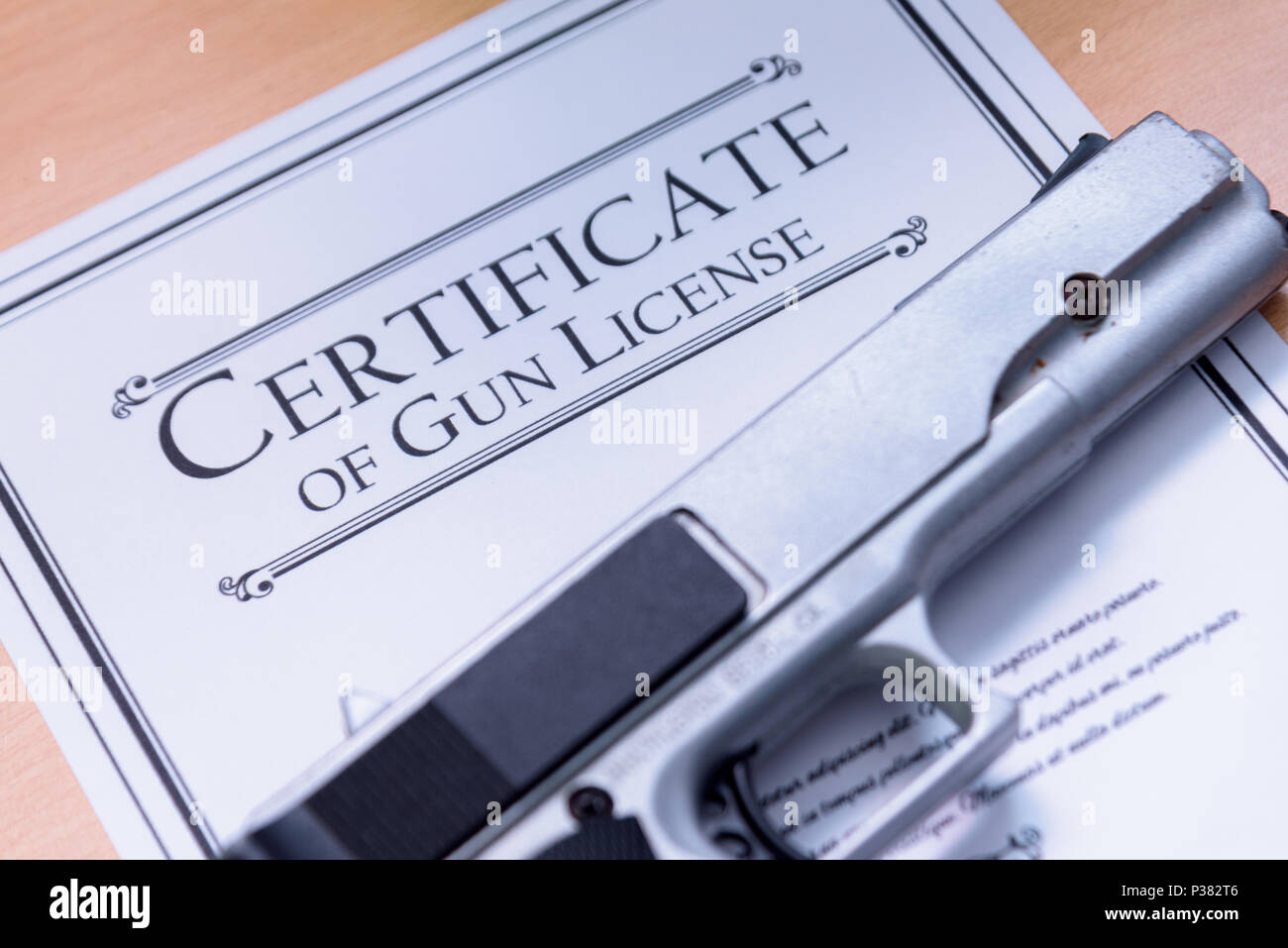 Hangun posa su una pistola / Armi da fuoco il certificato di licenza Foto Stock