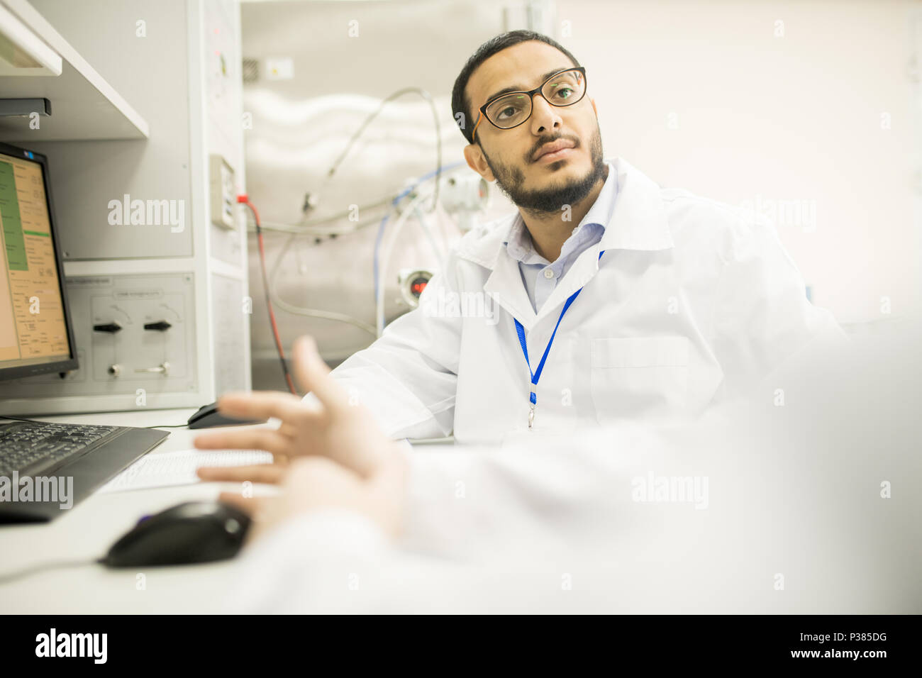 Studiare i dati con un collega Foto Stock