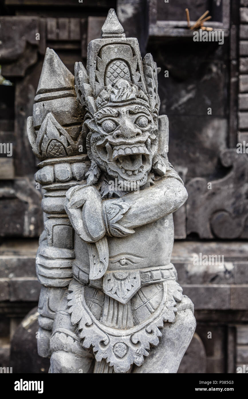 Custode Dvarapala statua al tempio del mare (Pura Segara) Tanah Lot, Tabanan, Bali, Indonesia Foto Stock