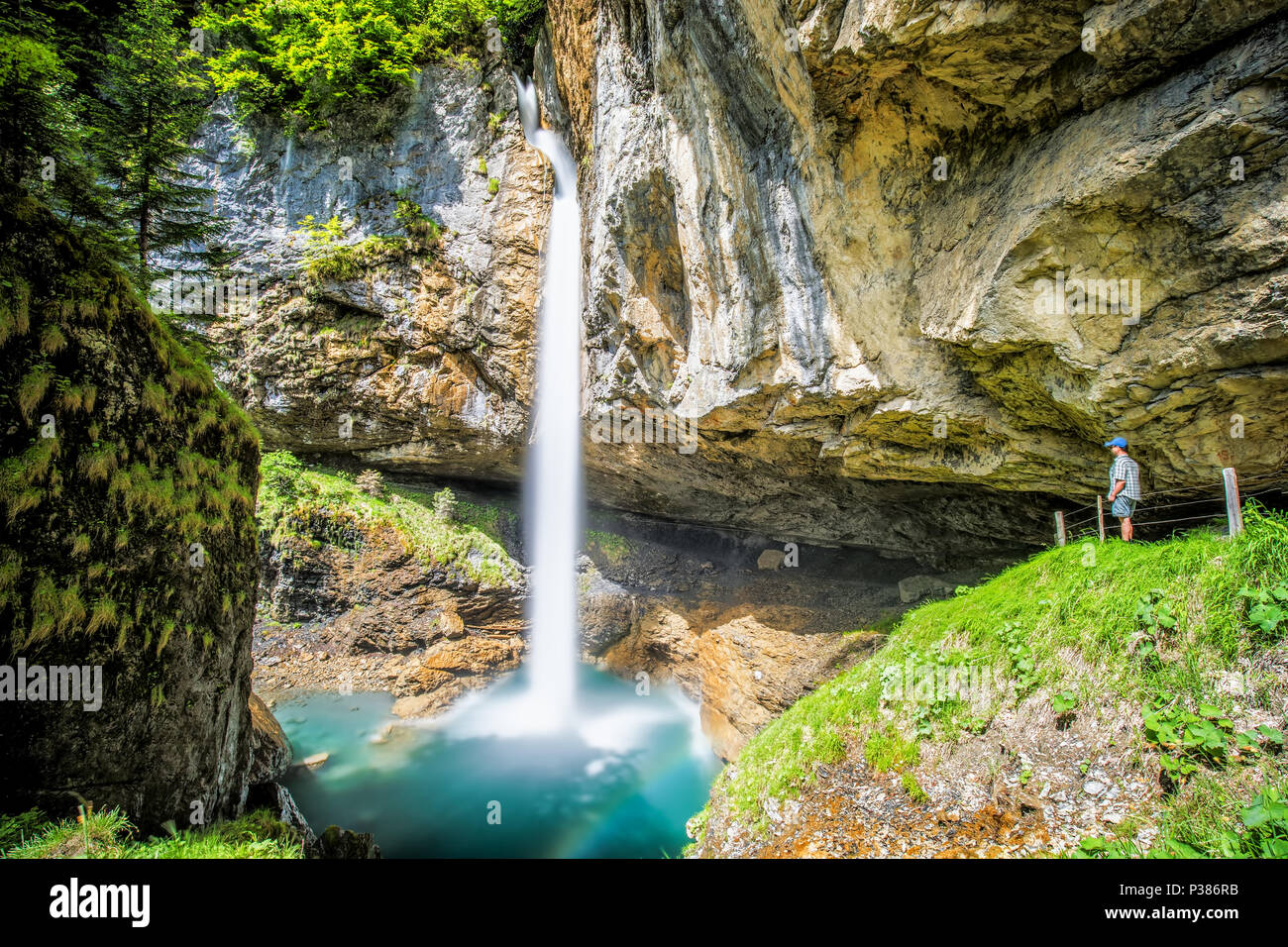 Incredibile cascata in Svizzera vicino Klausenpass, Canton Glarona, Svizzera, Europa. Foto Stock