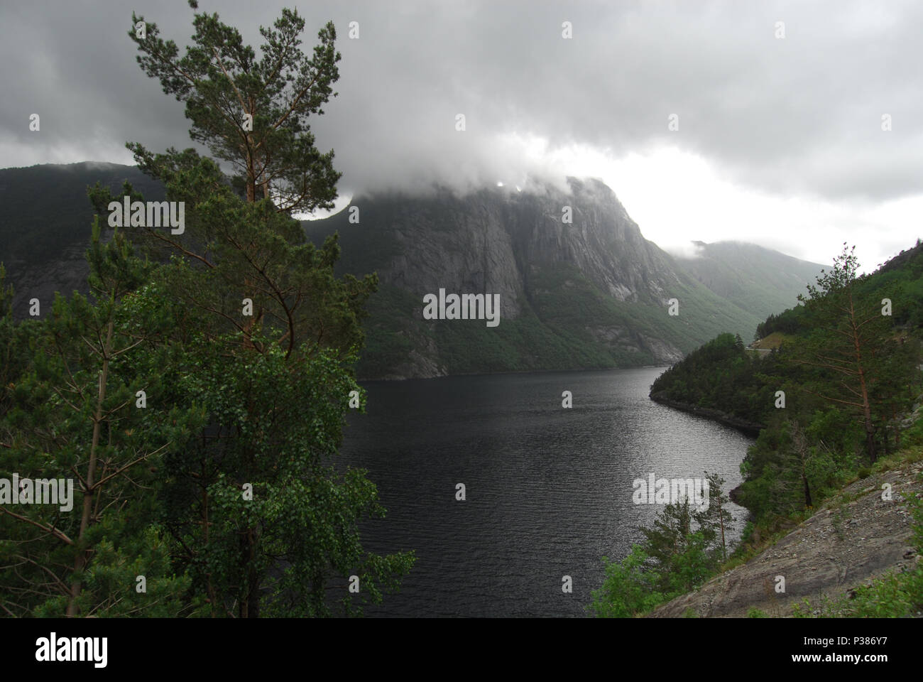 Brusand, Norvegia, le cattive condizioni climatiche - la parte anteriore è appeso a un fiordo Foto Stock