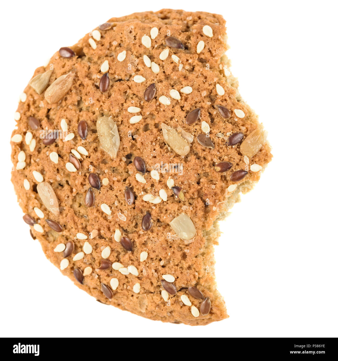 Morso di farina di avena cookie cosparso con semi di girasole e semi di lino e i semi di sesamo. Dolci sani isolato su uno sfondo bianco. Vista dall'alto. Foto Stock