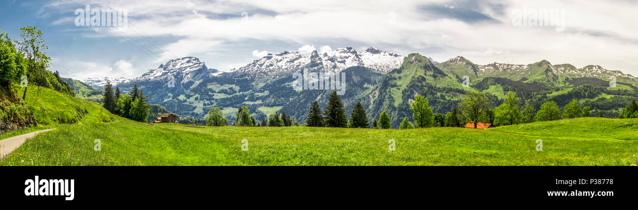 Paesaggio meraviglioso panorama delle Alpi svizzere, Fronalpstock, Klingenstock e Chaiserstock vicino Illgau. Illgau è un villaggio nel distretto di Svitto nel cant Foto Stock