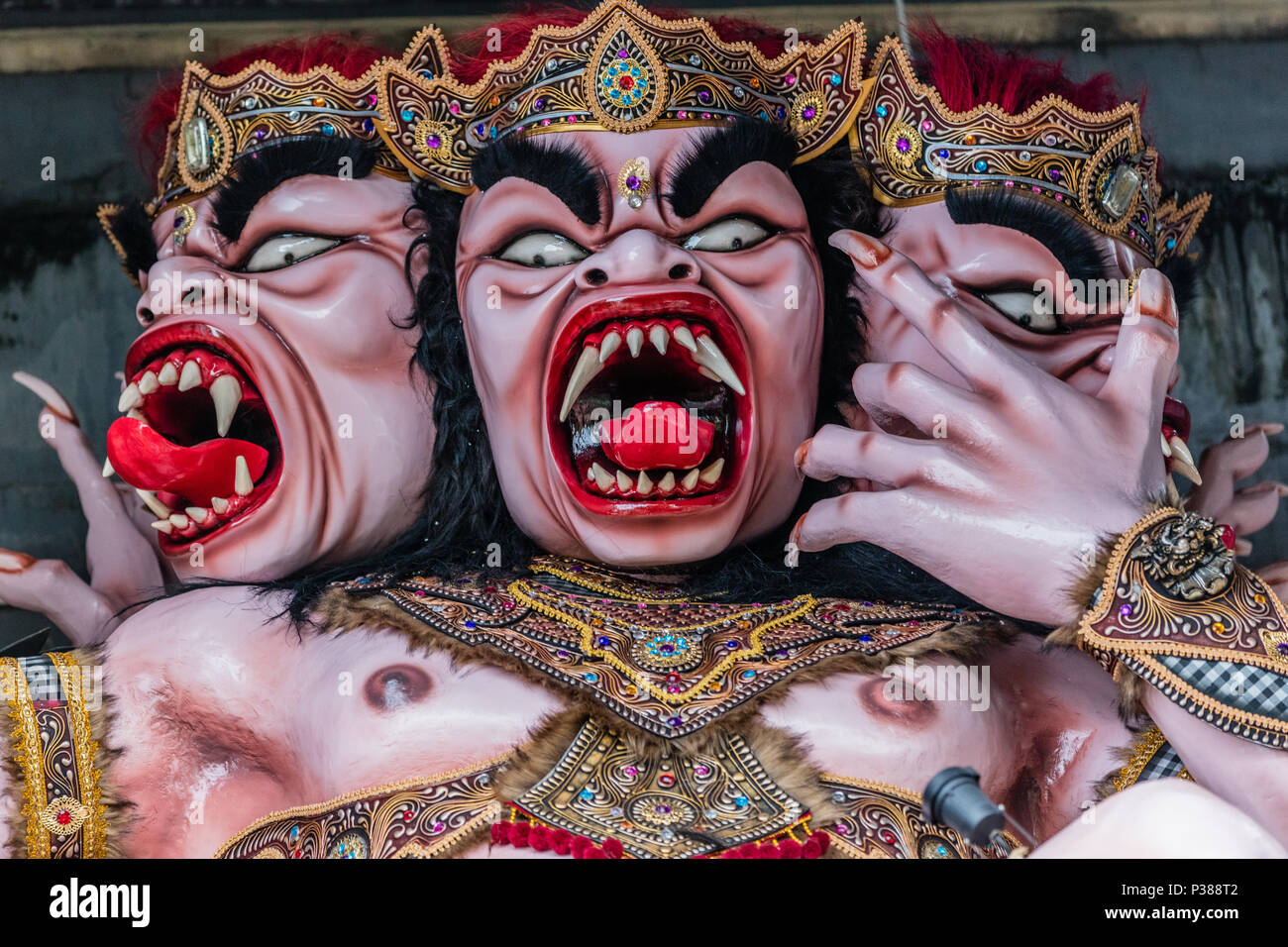 Ogoh-Ogoh, tre teste demon statua fatta per la parata Ngrupuk condotta alla vigilia del Nyepi Day. Close-up Foto Stock