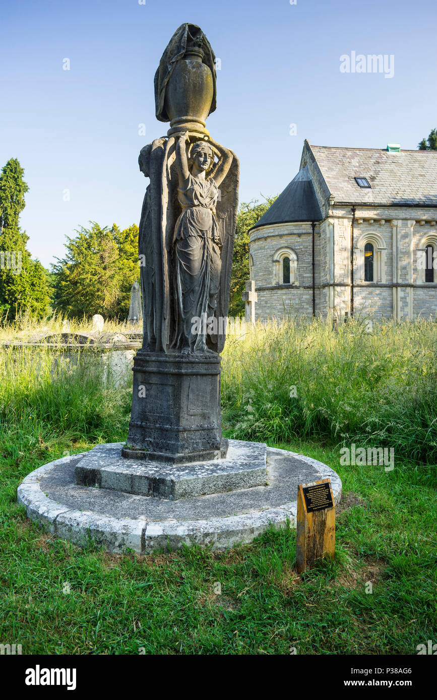 Il Pearce memorial a Southampton il vecchio cimitero, Il Grade ii Listed è un monumento che rappresenta la fede, la speranza e la carità, la scultura di Richard Cockle Lucas. Foto Stock