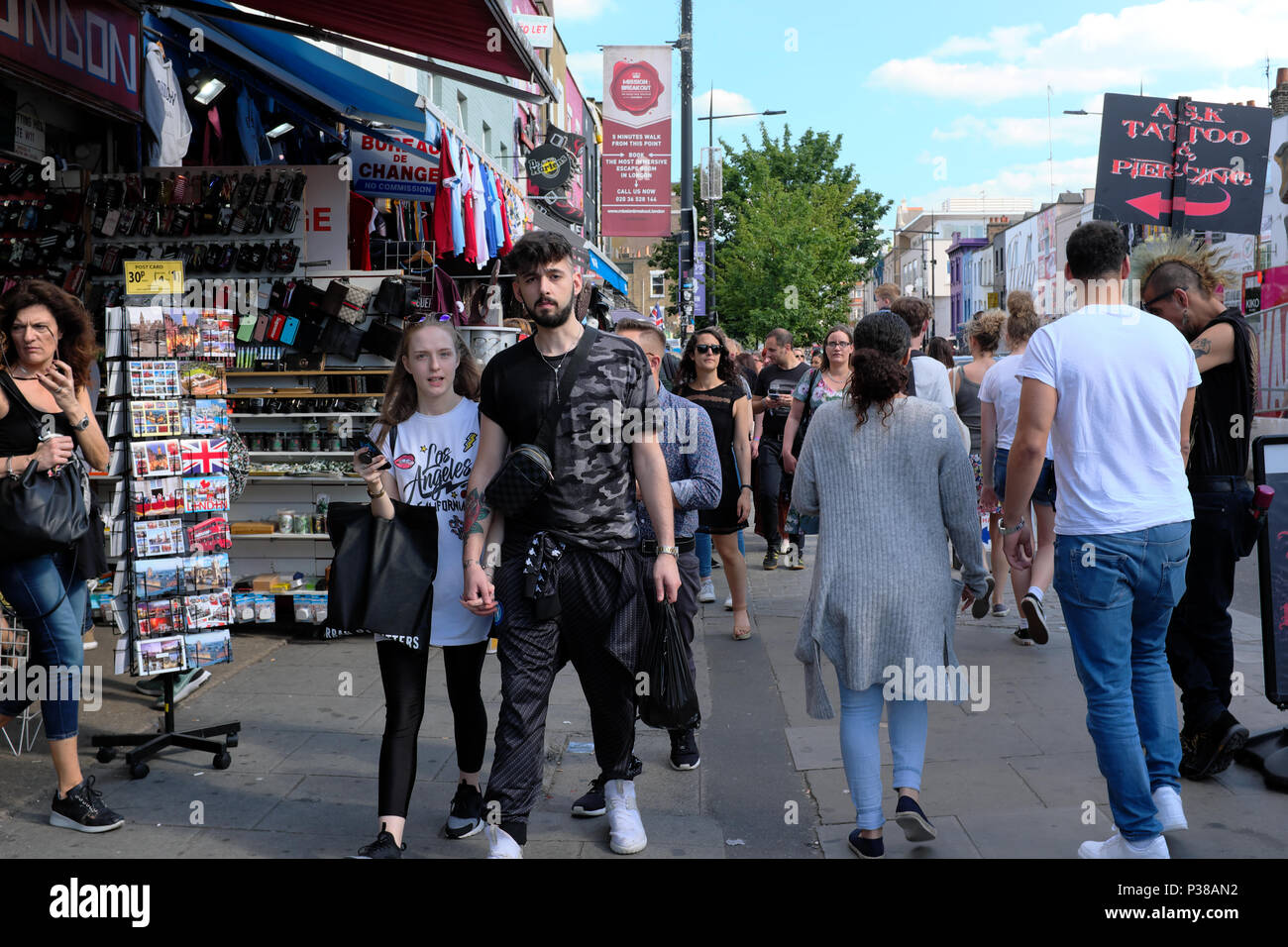 Negozi & People shopping e visite turistiche, Camden Town, Camden, London, England, Regno Unito Foto Stock