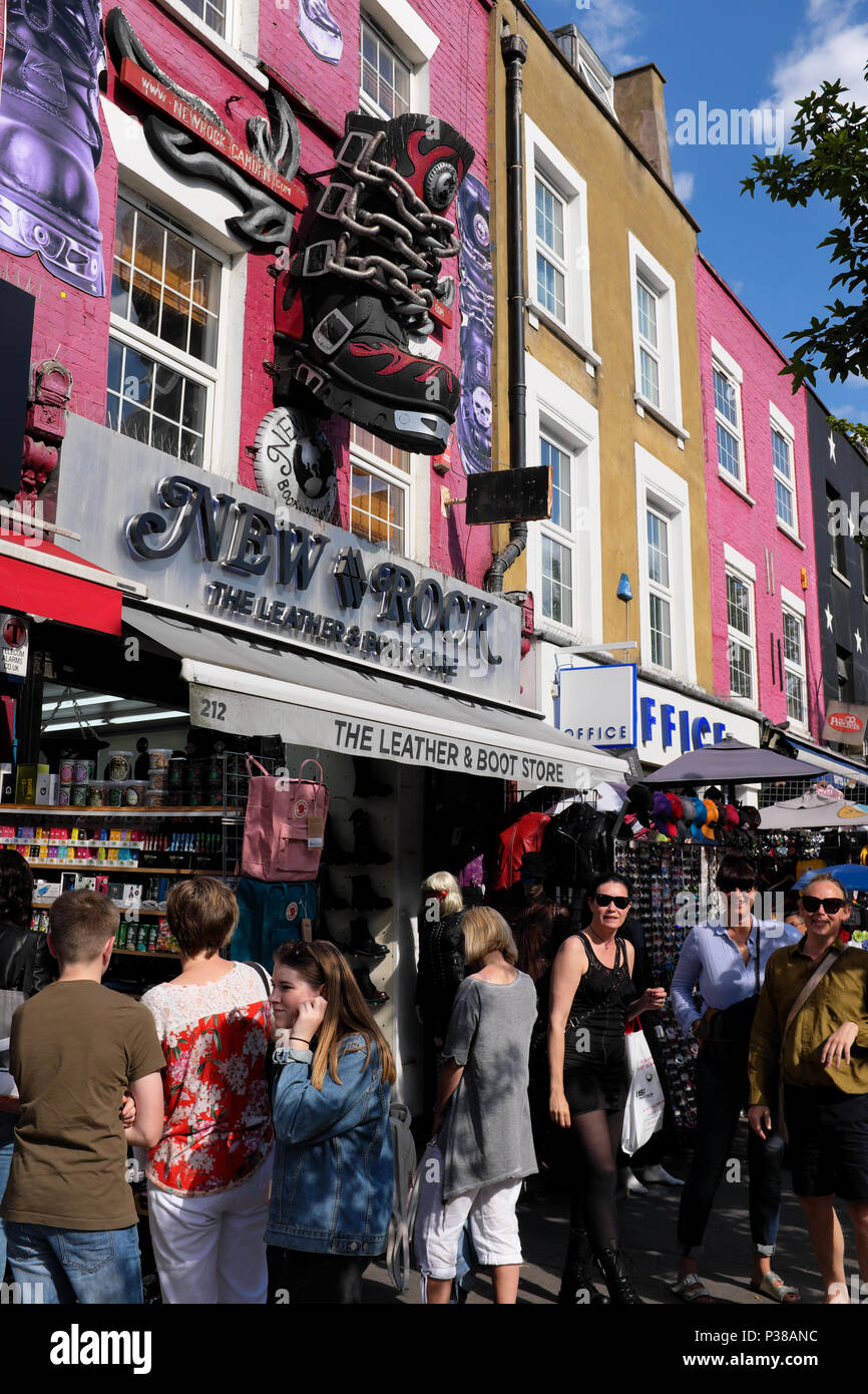 Negozi & People shopping e visite turistiche, Camden Town, Camden, London, England, Regno Unito Foto Stock