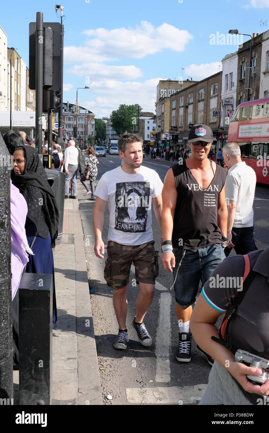 Coppia gay camminare insieme in Street, Camden Town, Camden, London, England, Regno Unito Foto Stock