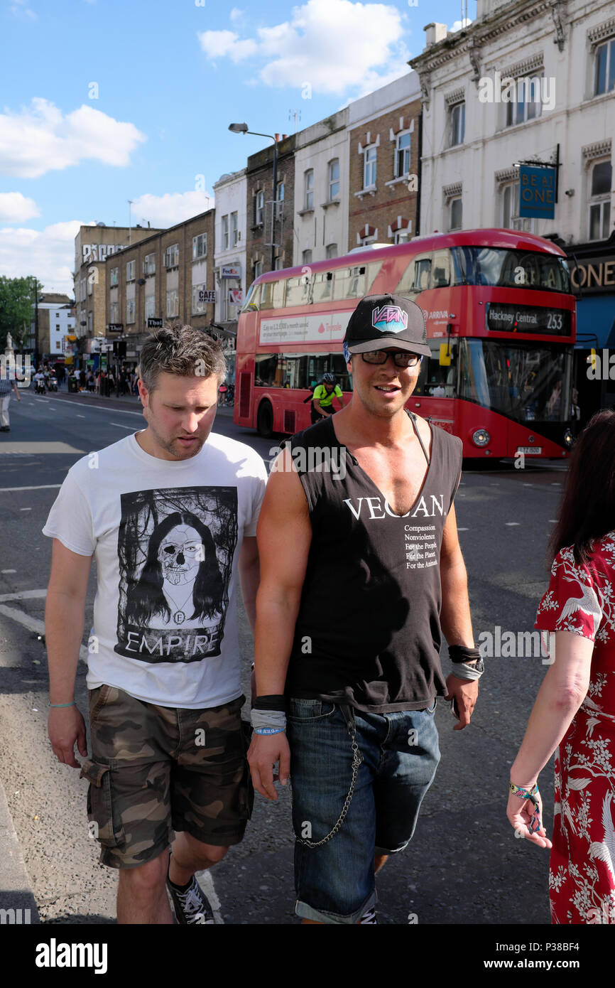 Coppia gay camminare insieme in Street, Camden Town, Camden, London, England, Regno Unito Foto Stock