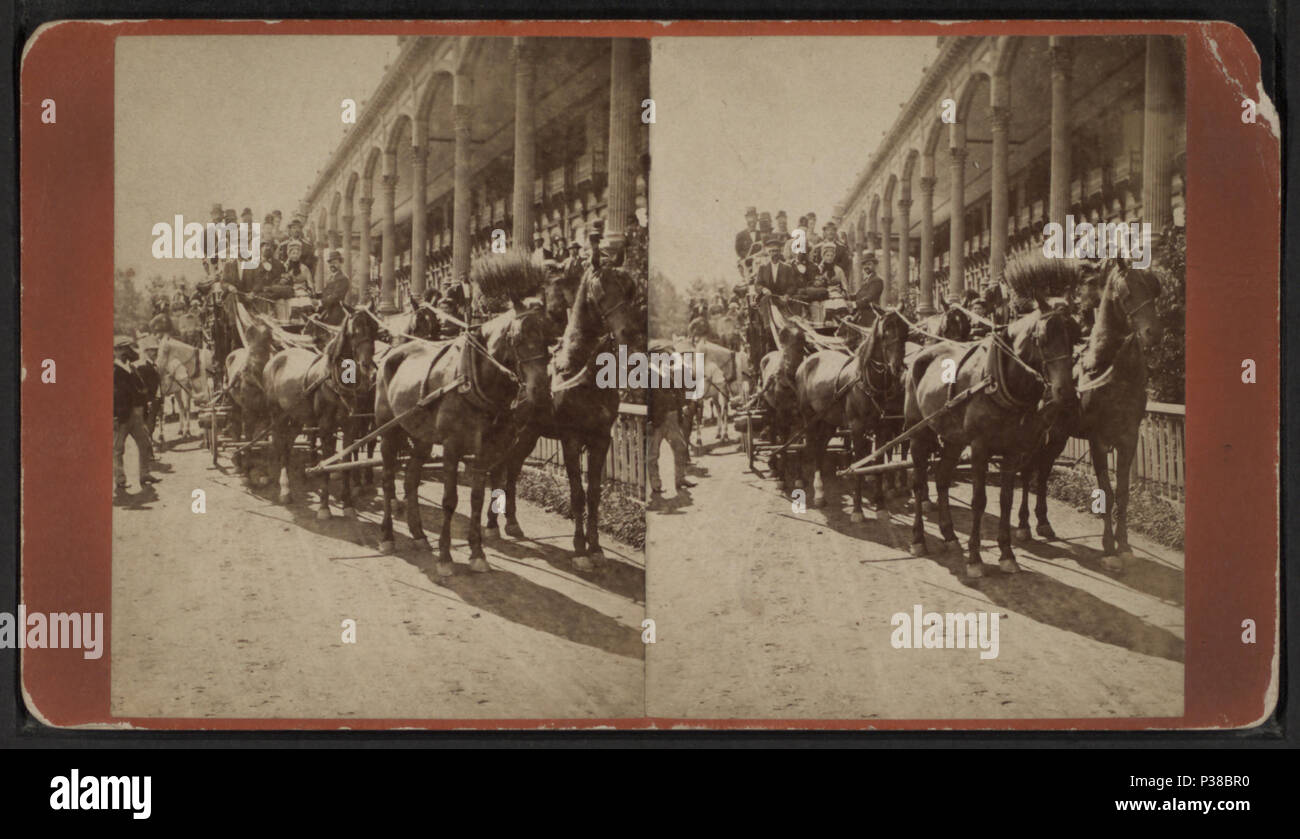 135 Gruppo a cavallo di una carrozza trainata da cavalli, Saratoga, da Robert N. Dennis raccolta di vista stereoscopica Foto Stock