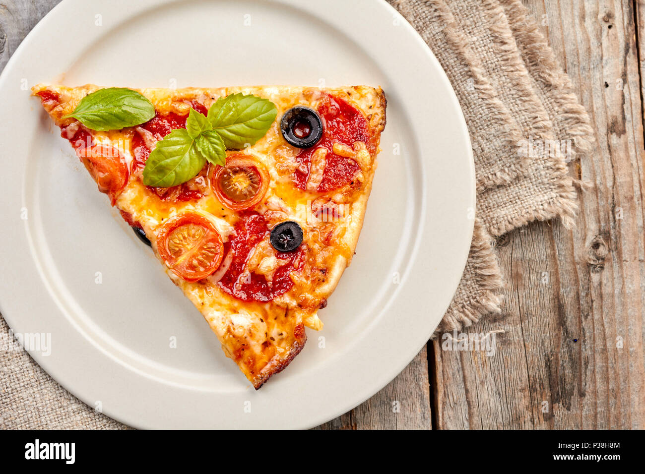 Fetta di salsiccia per pizza pizza sul piatto Foto Stock