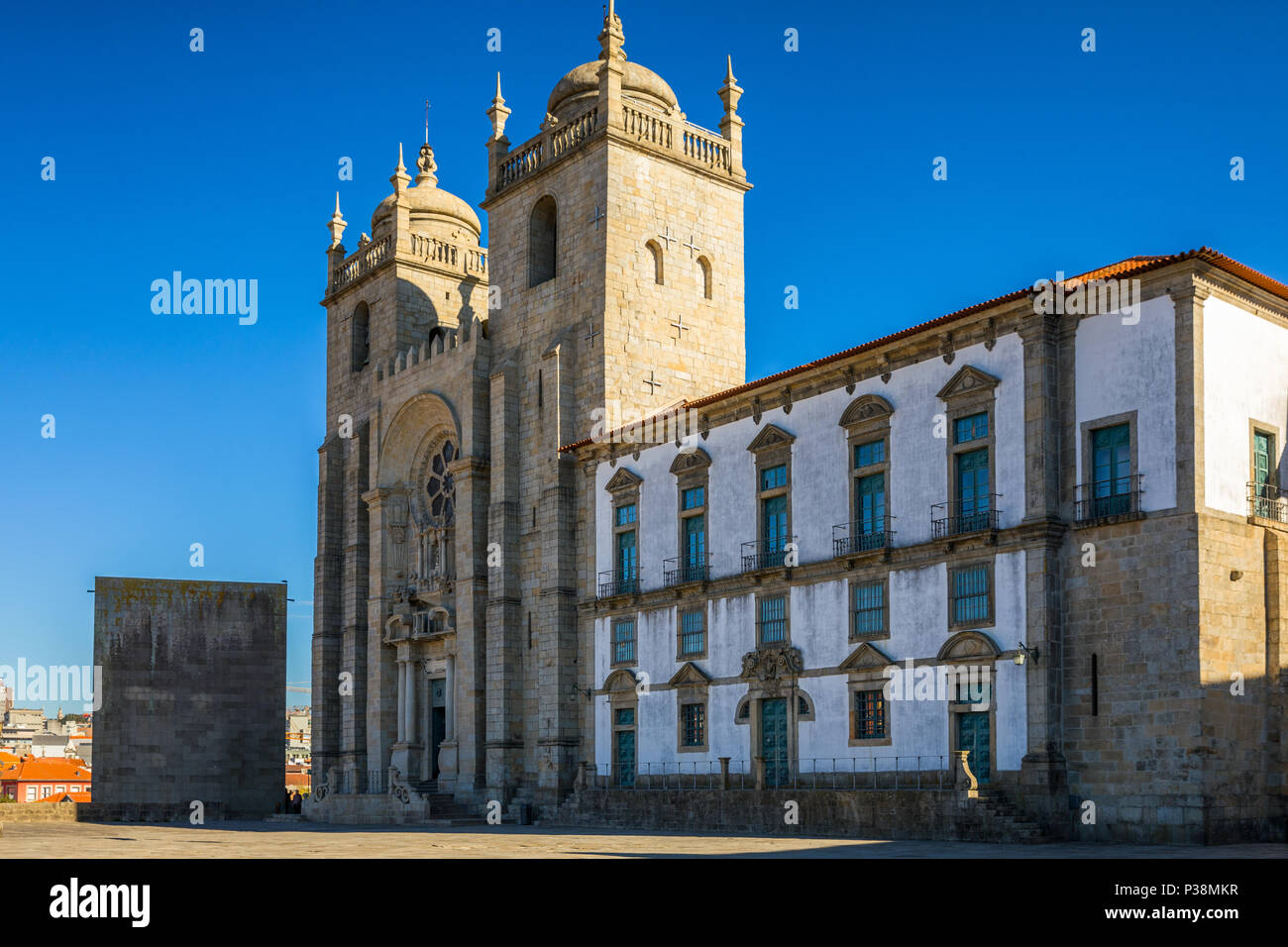 Porto facciata della Cattedrale vista, chiesa cattolica romana, Portogallo. Costruzione intorno 1110 Foto Stock