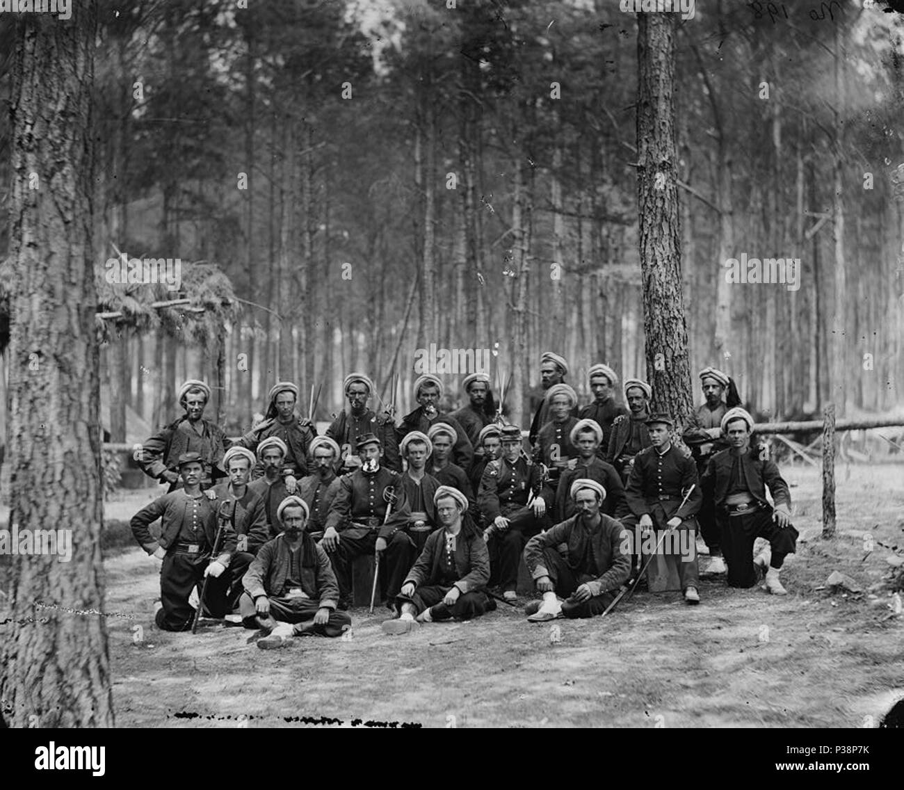 . [Pietroburgo, Va. gruppo di società G, 114Pennsylvania Fanteria (Zouaves)]. Fotografia dall'est principale teatro di guerra, l'assedio di Pietroburgo, giugno 1864-aprile 1865.. Aprile 1864 2 società G, 114Fanteria Pennsylvania Foto Stock