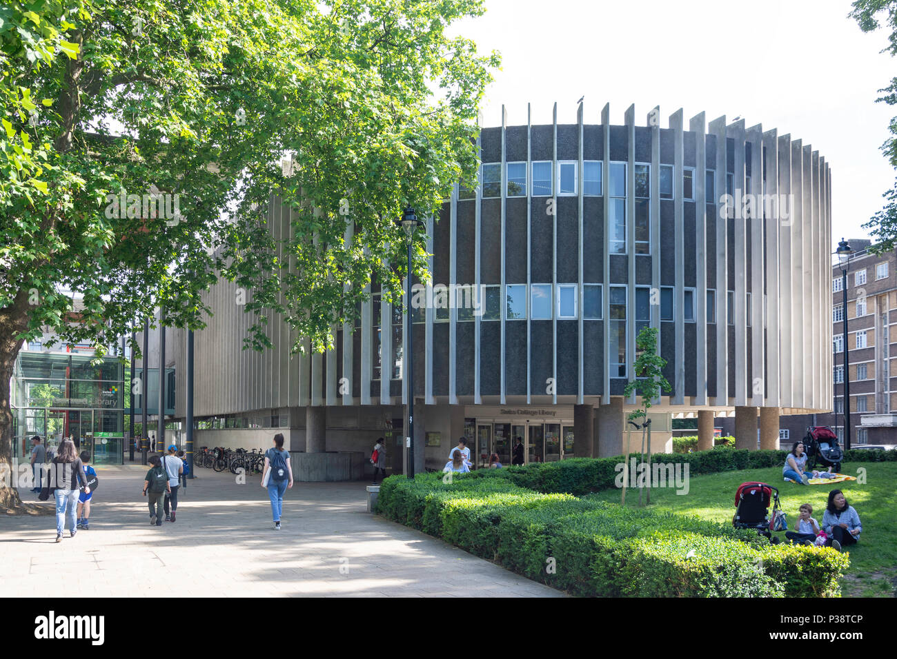 Swiss Cottage Library, Avenue Road, Swiss Cottage, Hampstead, London Borough of Camden, Greater London, England, Regno Unito Foto Stock