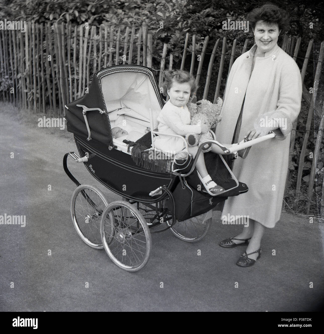 Baby pram 1950s immagini e fotografie stock ad alta risoluzione - Alamy