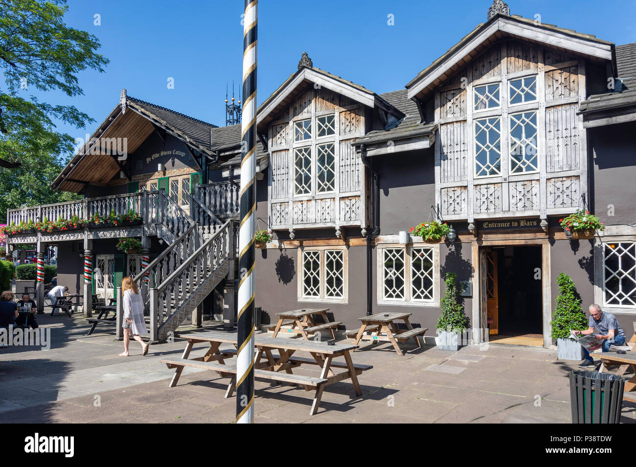 Ye Olde Swiss Cottage Pub ingresso, Finchley Road, Swiss Cottage, Hampstead, London Borough of Camden, Greater London, England, Regno Unito Foto Stock