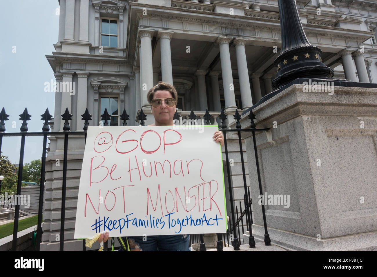 Protestor dimostrando la politica vincente di separare i figli dai genitori alla frontiera visualizza poster per photo & passerby vicino alla Casa Bianca, 18 giugno 2018 Foto Stock
