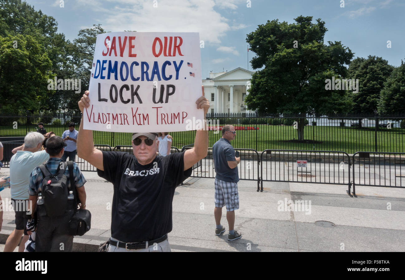 Protester alla Casa Bianca con segno suggerendo un modo per salvare noi democrazia dal Presidente Trump's coziness con alcuni dittatori. 17 giugno 2018. DC Foto Stock