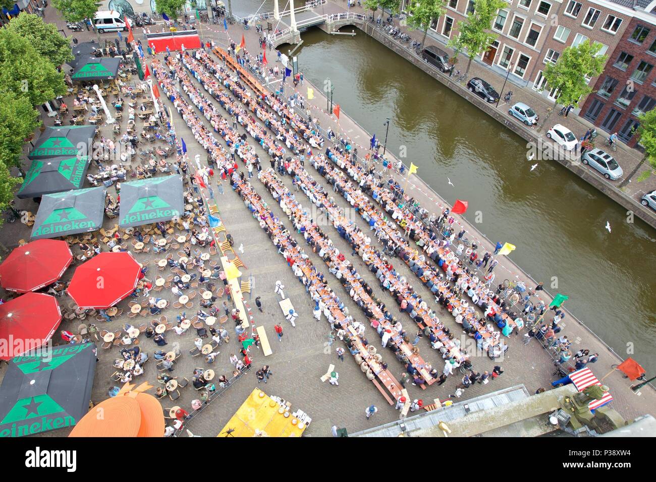 Alkmaar, Paesi Bassi. 17 Giugno, 2018. Persone di partecipare a una degustazione di formaggi evento in Alkmaar, Paesi Bassi, il 17 giugno 2018. Alkmaar è famosa per il suo tradizionale mercato del formaggio. Il formaggio di Alkmaar portatori' Guild ha celebrato il suo 425th anniversario con una degustazione di formaggi " tentativo di record mondiale qui di domenica. Credito: Sylvia Lederer/Xinhua/Alamy Live News Foto Stock