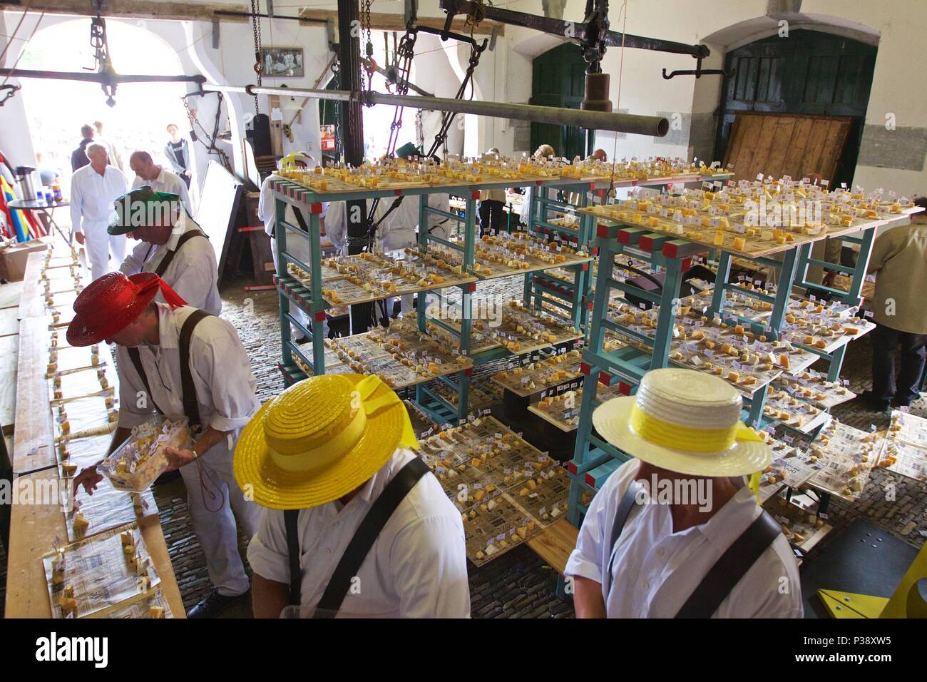 Alkmaar, Paesi Bassi. 17 Giugno, 2018. Persone si preparano il formaggio per la degustazione di Alkmaar, Paesi Bassi, il 17 giugno 2018. Alkmaar è famosa per il suo tradizionale mercato del formaggio. Il formaggio di Alkmaar portatori' Guild ha celebrato il suo 425th anniversario con una degustazione di formaggi " tentativo di record mondiale qui di domenica. Credito: Sylvia Lederer/Xinhua/Alamy Live News Foto Stock