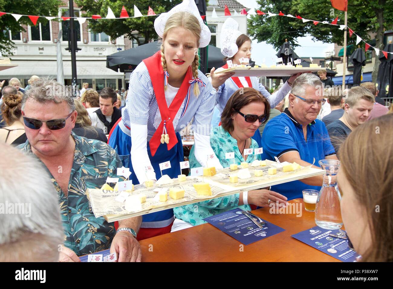 Alkmaar, Paesi Bassi. 17 Giugno, 2018. Persone di partecipare a una degustazione di formaggi evento in Alkmaar, Paesi Bassi, il 17 giugno 2018. Alkmaar è famosa per il suo tradizionale mercato del formaggio. Il formaggio di Alkmaar portatori' Guild ha celebrato il suo 425th anniversario con una degustazione di formaggi " tentativo di record mondiale qui di domenica. Credito: Sylvia Lederer/Xinhua/Alamy Live News Foto Stock