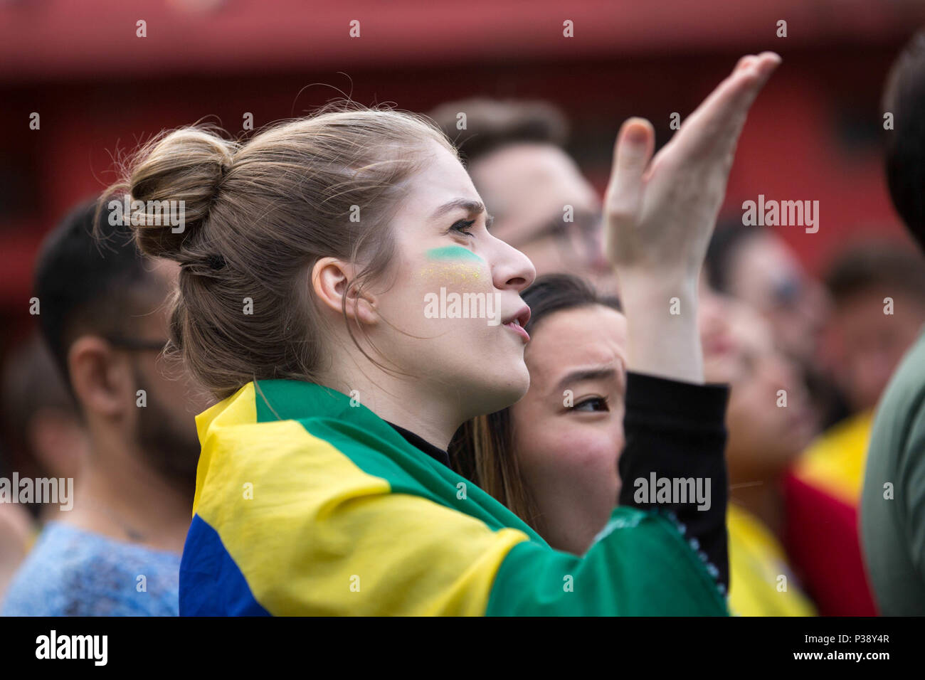 SÃO PAULO, SP - 17.06.2018: PAULISTANOS TORCEM PARA SELEÇÃO - tifosi accalcati Vila Madalena bar durante il brasiliano del team&#39;ma agaiagainst svizzera in Coppa del Mondo questo pomeriggio (17). (Foto: Bruno Rocha/Fotoarena) Foto Stock