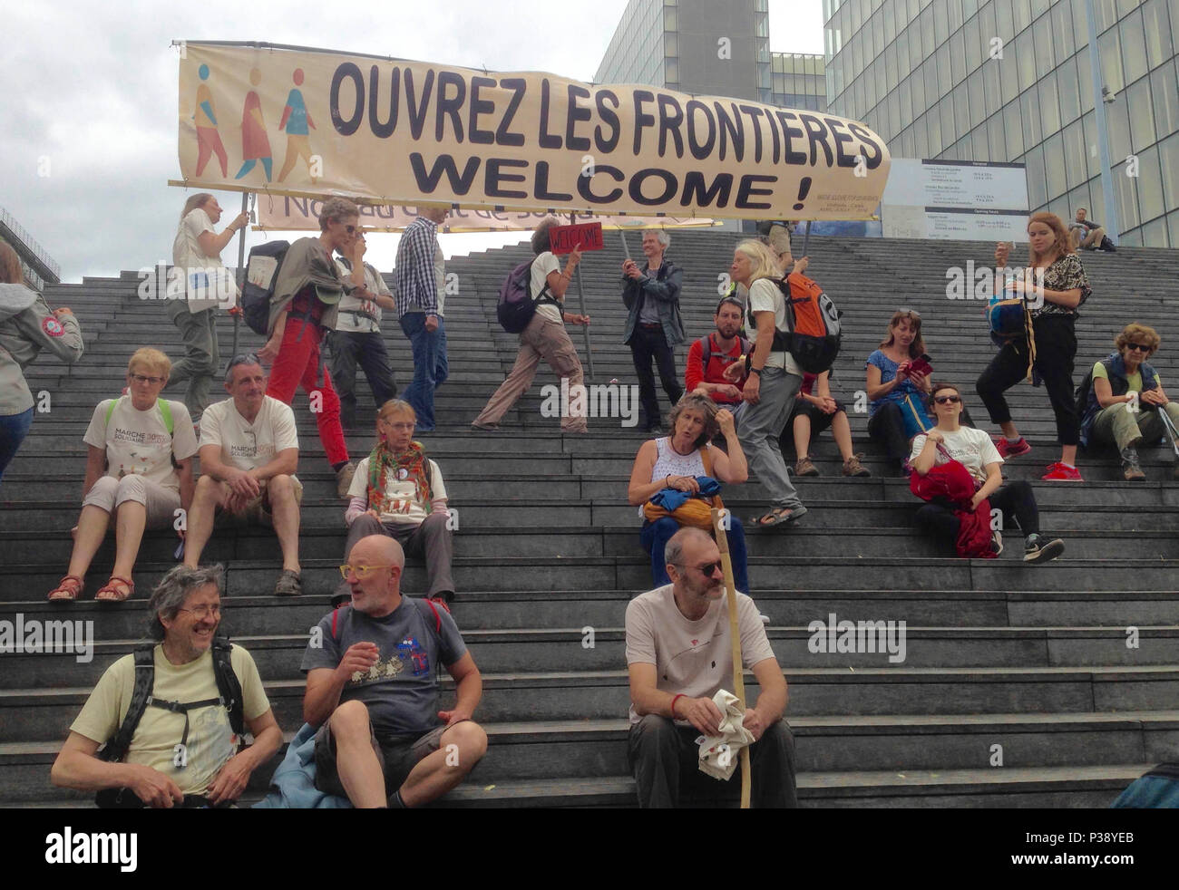 Parigi, Francia, marcia di solidarietà per i migranti, contro le leggi anti-immigrazione, attivista della Comunità francese Poster di protesta sociale, Banner, Benvenuto slogan di giustizia sociale, protesta sostenere i diritti d'immigrazione, protesta della Francia Foto Stock