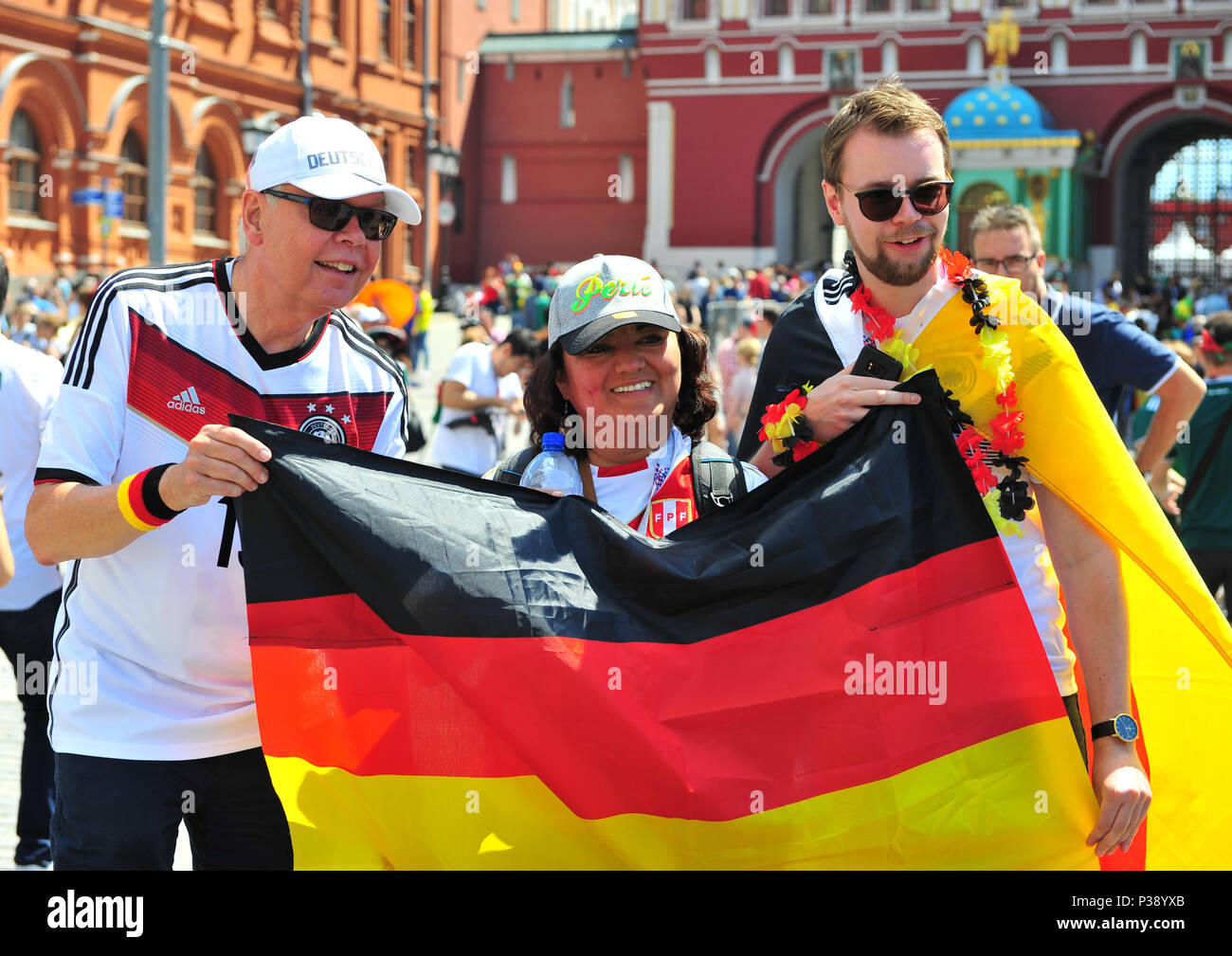 Mosca, Russia. 17 Giugno, 2018. Gli appassionati di Germania nazionale di calcio in strada di Mosca, Russia il 17 giugno 2018. Credito: Krasnevsky/Alamy Live News Foto Stock