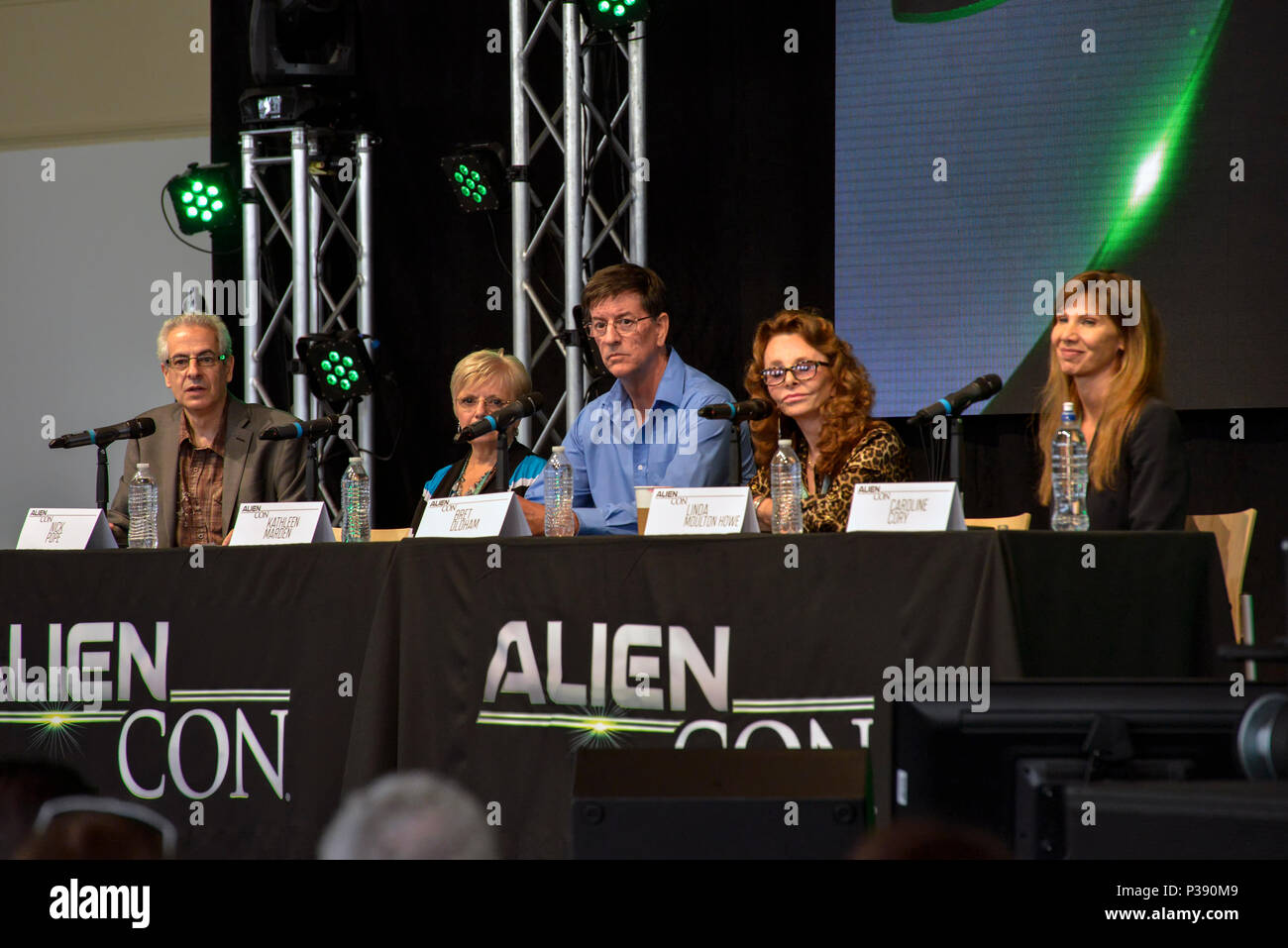 Pasadena, California, 16 giugno 2018, un panel di esperti, Nick Papa, Kathleen Marden, Bret Oldham, Linda Moulton Howe e Caroline Cory tenere una discussione sui rapimenti di alieni a AlienCon giorno 2. Credito: Ken Howard Immagini/Alamy Live News Foto Stock