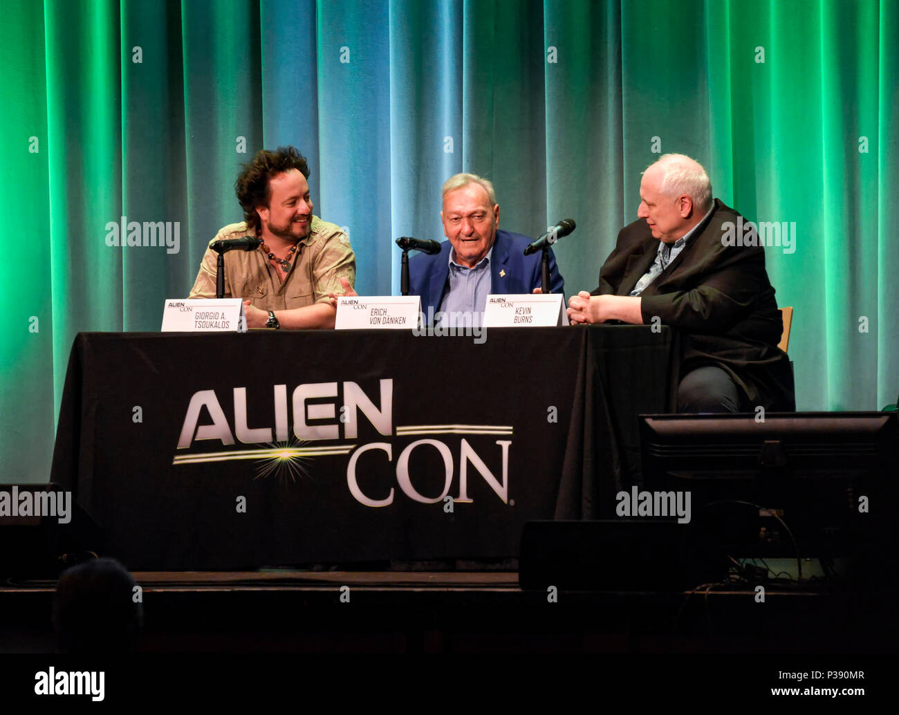 Pasadena, California, 16 giugno 2018, la star degli antichi alieni Giorgio Tsoukalos e il produttore Kevin Burns celebrano con Erich Von Daniken il 50° anniversario del libro, Chariots of the Gods at AlienCon giorno 2. Crediti: Ken Howard Images/Alamy Live News Foto Stock