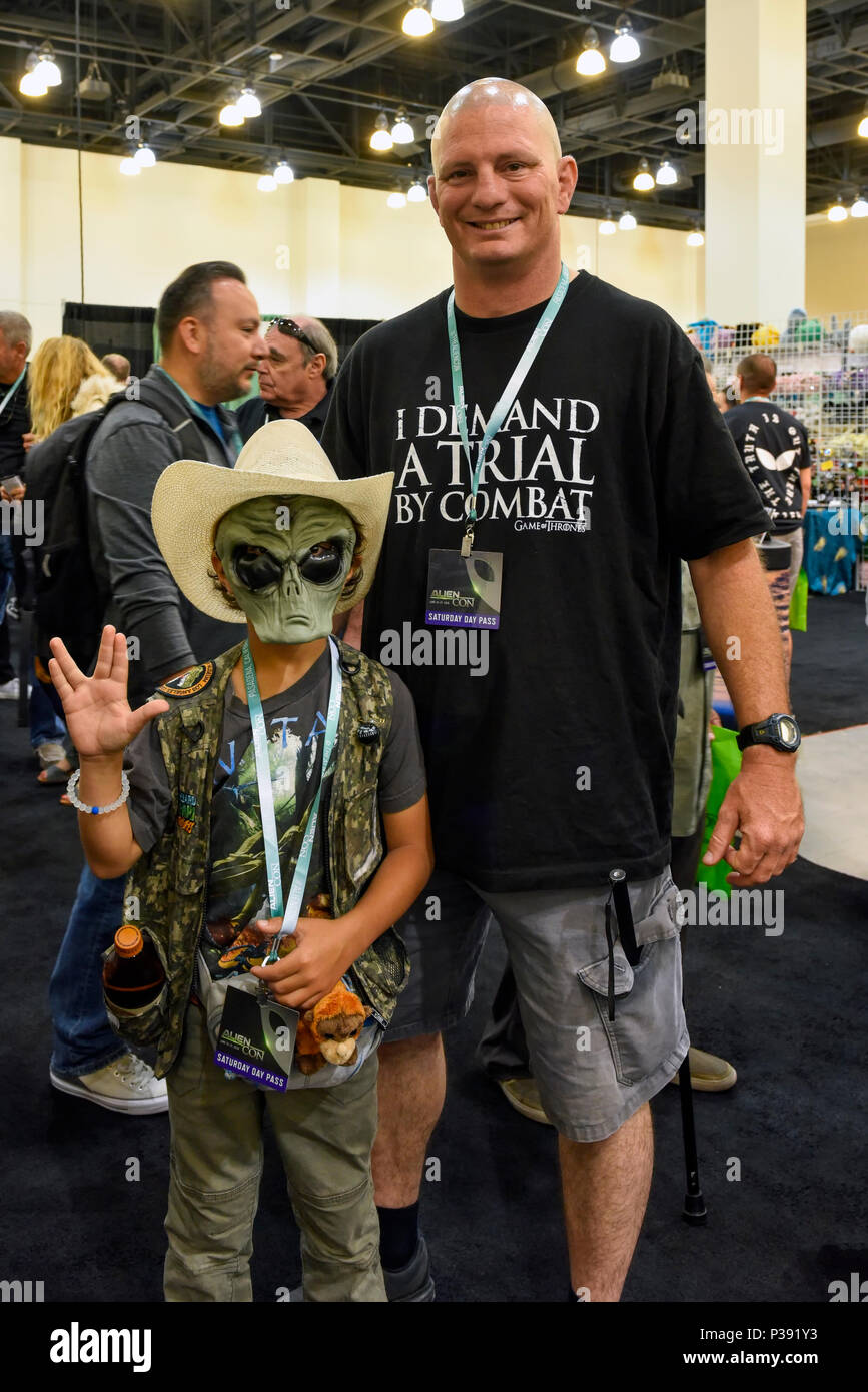 Pasadena, California, 16 giugno 2018, Alien con il giorno 2, Ai partecipanti vestiti con i costumi. Credito: Ken Howard Immagini/Alamy Live News. Foto Stock