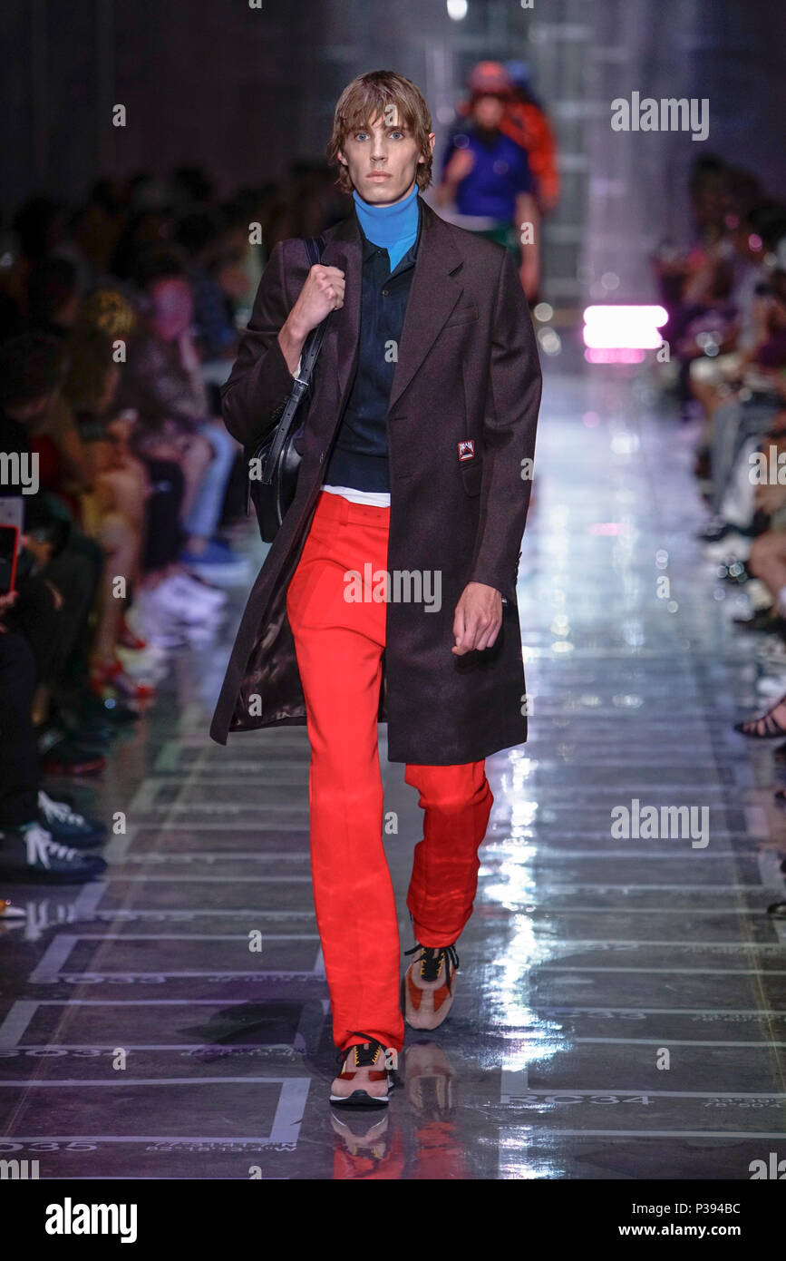 Milano, Italia. 17 Giugno, 2018. Un modello presenta le creazioni di Prada  durante Milano Moda Uomo Settimana Primavera/Estate 2019 in Italia, a  Milano, il 17 giugno 2018. Credito: Wang Jian/Xinhua/Alamy Live News