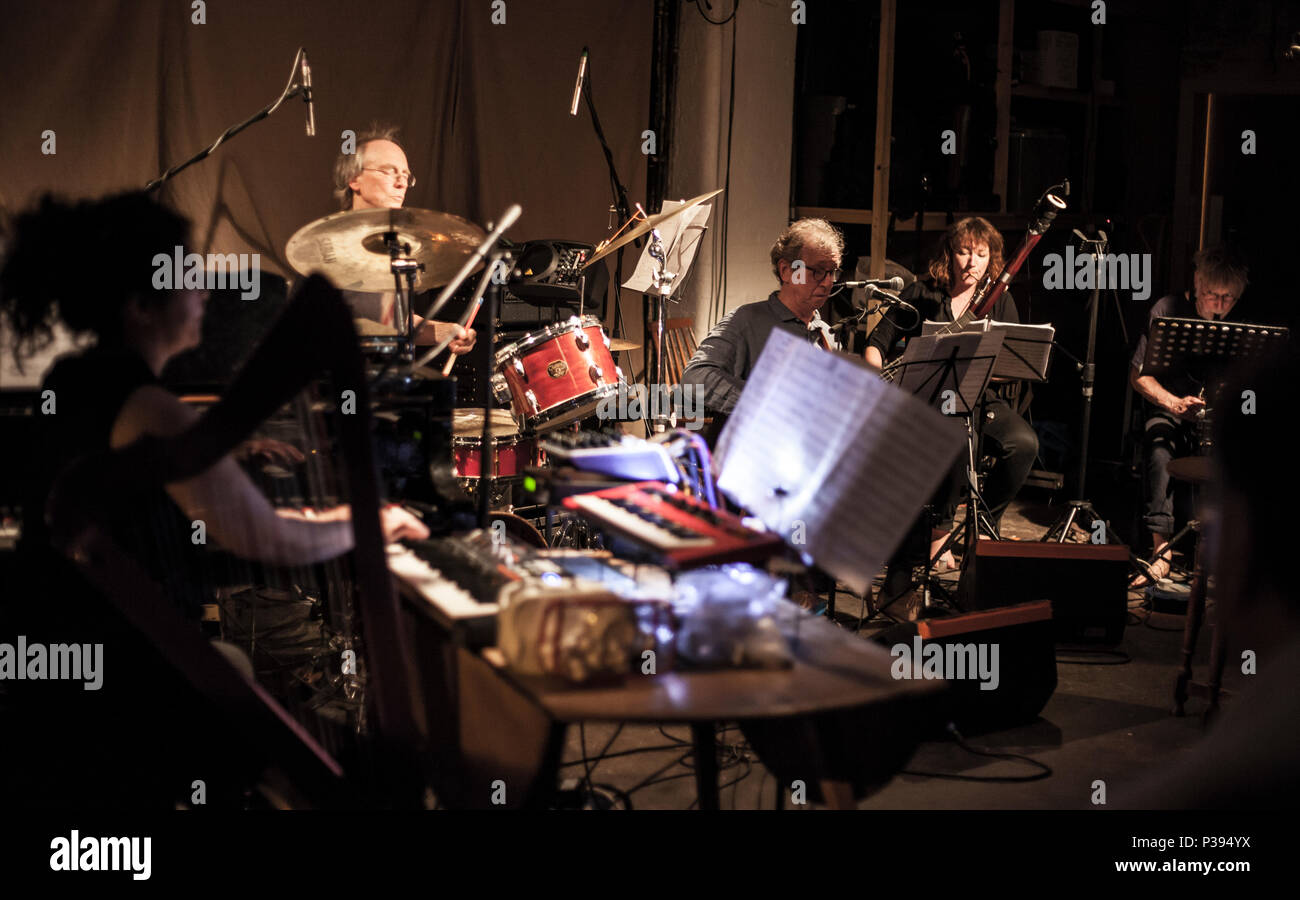 Hackney, Regno Unito. Xvi Jun, 2018. venduto fuori notte al Cafe Oto Stoke Newington, Hackney, musica: Lindsay Cooper - Libro dei Canti di Henry Vacca (CHRIS CUTLER / JOHN GREAVES / YUMI HARA / CHLÖE HERINGTON / TIM HODGKINSON / DAGMAR KRAUSE) + il watt + John Greaves (solo) + Chlöe Herington (solo) 16/06/2018, Londra, Katja Eber. Credito: Katja Heber/Alamy Live News Foto Stock