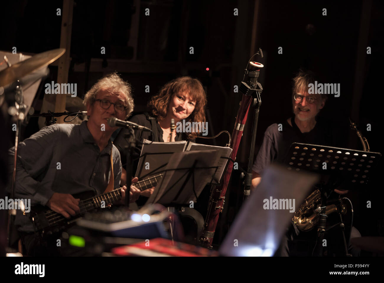 Hackney, Regno Unito. Xvi Jun, 2018. venduto fuori notte al Cafe Oto Stoke Newington, Hackney, musica: Lindsay Cooper - Libro dei Canti di Henry Vacca (CHRIS CUTLER / JOHN GREAVES / YUMI HARA / CHLÖE HERINGTON / TIM HODGKINSON / DAGMAR KRAUSE) + il watt + John Greaves (solo) + Chlöe Herington (solo) 16/06/2018, Londra, Katja Eber. Credito: Katja Heber/Alamy Live News Foto Stock