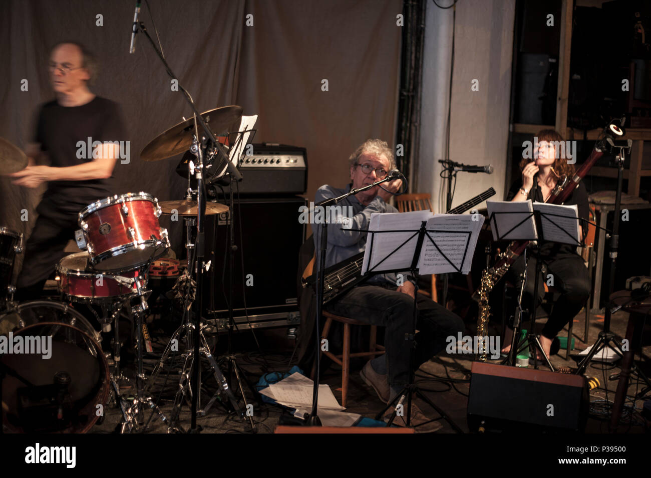 Hackney, Regno Unito. Xvi Jun, 2018. venduto fuori notte al Cafe Oto Stoke Newington, Hackney, musica: Lindsay Cooper - Libro dei Canti di Henry Vacca (CHRIS CUTLER / JOHN GREAVES / YUMI HARA / CHLÖE HERINGTON / TIM HODGKINSON / DAGMAR KRAUSE) + il watt + John Greaves (solo) + Chlöe Herington (solo) 16/06/2018, Londra, Katja Eber. Credito: Katja Heber/Alamy Live News Foto Stock