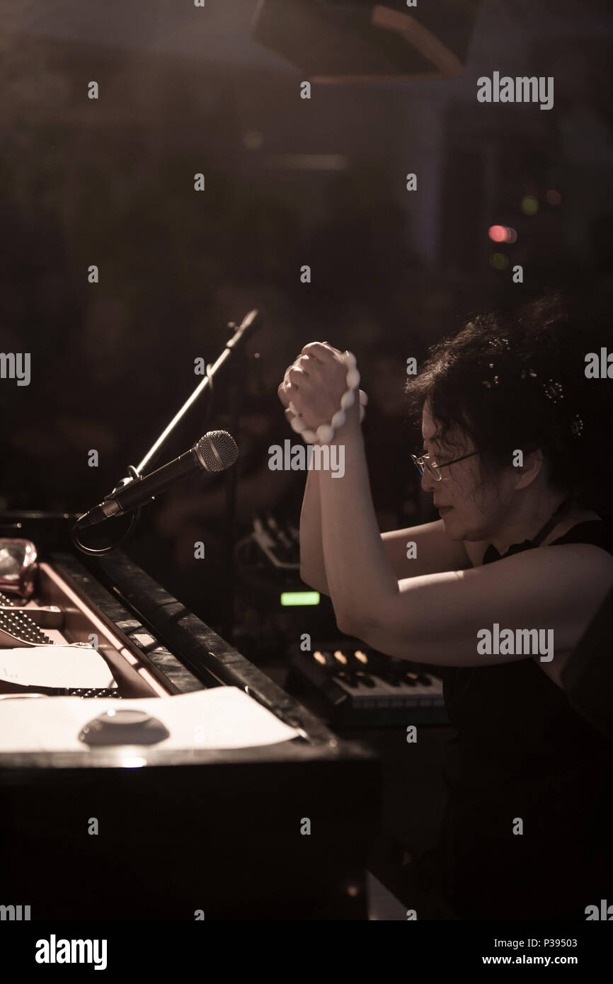 Hackney, Regno Unito. Xvi Jun, 2018. venduto fuori notte al Cafe Oto, Hackney, musica: Lindsay Cooper - Libro dei Canti di Henry Cow, Yumi Hara voce, pianoforte, arpa e tastiera (CHRIS CUTLER / JOHN GREAVES / YUMI HARA / CHLÖE HERINGTON / TIM HODGKINSON / DAGMAR KRAUSE) + il watt + John Greaves (solo) + Chlöe Herington (solo) 16/06/2018, Londra, Katja Eber. Credito: Katja Heber/Alamy Live News Foto Stock