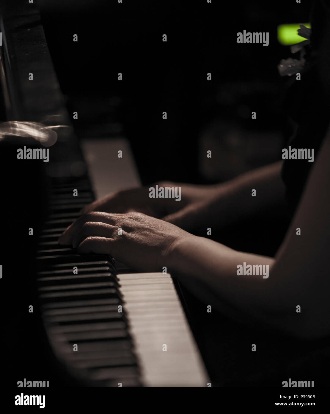 Hackney, Regno Unito. Xvi Jun, 2018. venduto fuori notte al Cafe Oto, Hackney, musica: Lindsay Cooper - Libro dei Canti di Henry Cow, Yumi Hara voce, pianoforte, arpa e tastiera (CHRIS CUTLER / JOHN GREAVES / YUMI HARA / CHLÖE HERINGTON / TIM HODGKINSON / DAGMAR KRAUSE) + il watt + John Greaves (solo) + Chlöe Herington (solo) 16/06/2018, Londra, Katja Eber. Credito: Katja Heber/Alamy Live News Foto Stock