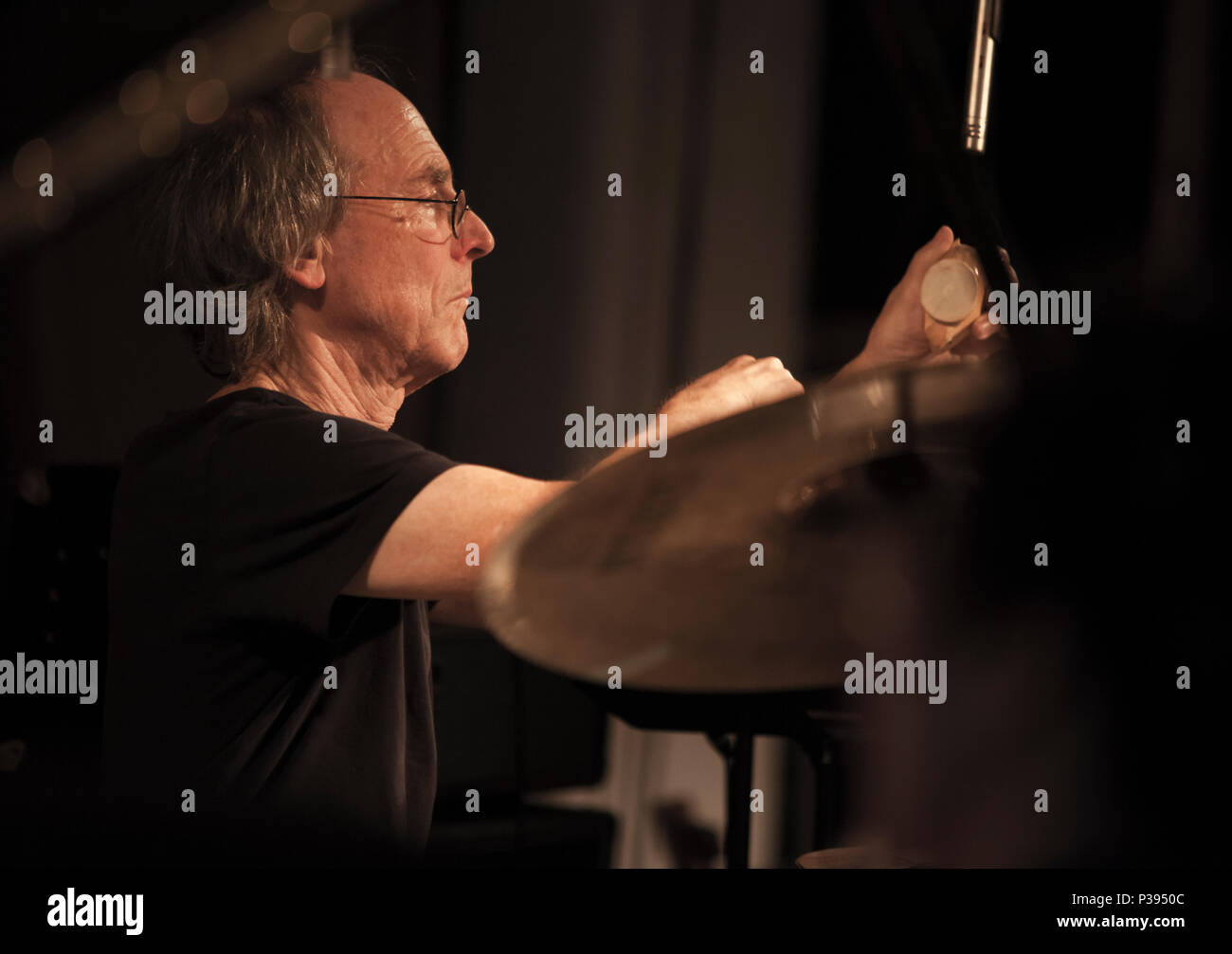 Hackney, Regno Unito. Xvi Jun, 2018. venduto fuori notte al Cafe Oto a Stoke Newington, Hackney, musica: Lindsay Cooper libro dei Canti, Chris Cutler (Henry Cow) batteria e percussioni, (John Greaves / YUMI HARA / CHLÖE HERINGTON / TIM HODGKINSON / DAGMAR KRAUSE) + il watt + John Greaves (solo) + Chlöe Herington (solo) 16/06/2018, Londra, Katja Eber. Credito: Katja Heber/Alamy Live News Foto Stock