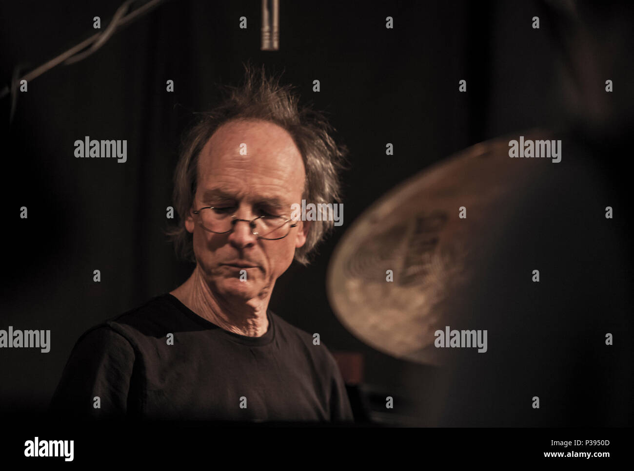 Hackney, Regno Unito. Xvi Jun, 2018. venduto fuori notte al Cafe Oto a Stoke Newington, Hackney, musica: Lindsay Cooper libro dei Canti, Chris Cutler (Henry Cow) batteria e percussioni, (John Greaves / YUMI HARA / CHLÖE HERINGTON / TIM HODGKINSON / DAGMAR KRAUSE) + il watt + John Greaves (solo) + Chlöe Herington (solo) 16/06/2018, Londra, Katja Eber. Credito: Katja Heber/Alamy Live News Foto Stock