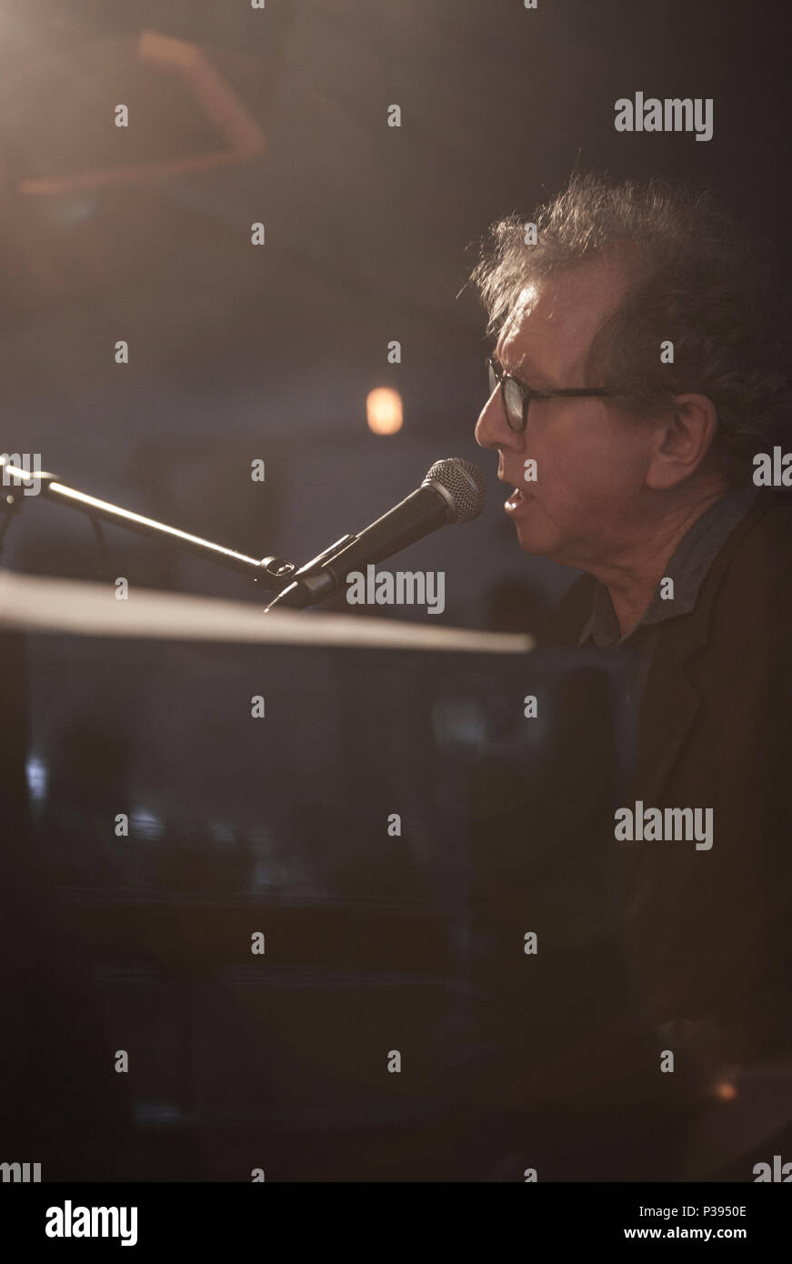 Hackney, Regno Unito. Xvi Jun, 2018. venduto fuori notte al Cafe Oto Stoke Newington, Hackney, musica: Lindsay Cooper - Libro dei Canti di Henry Cow, John Greaves voce e basso (CHRIS CUTLER / JOHN GREAVES / YUMI HARA / CHLÖE HERINGTON / TIM HODGKINSON / DAGMAR KRAUSE) + il watt + John Greaves (solo) + Chlöe Herington (solo) 16/06/2018, Londra, Katja Eber. Credito: Katja Heber/Alamy Live News Foto Stock